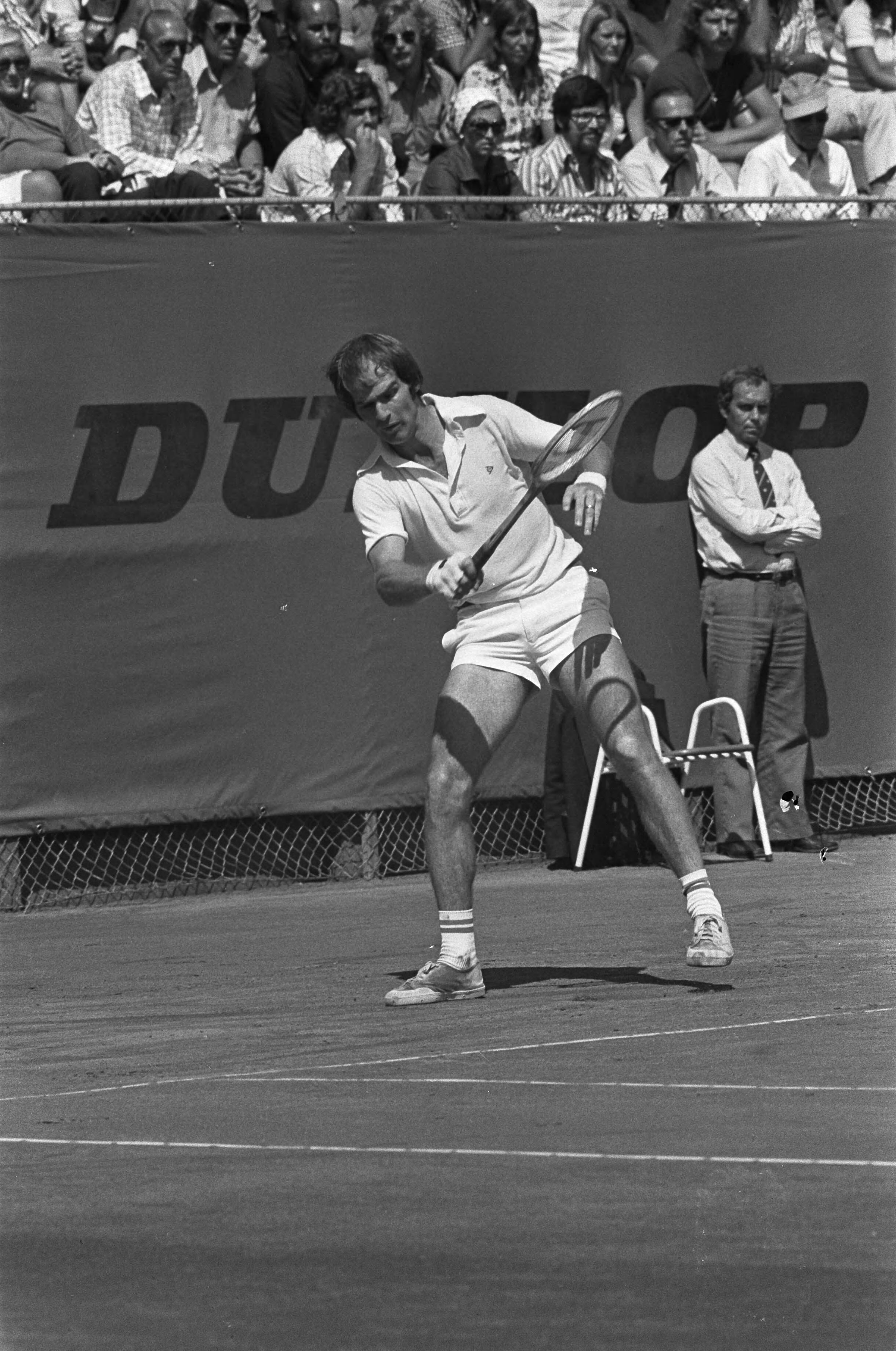 De finale van de Nationale tenniskampioenschappen op de METS-banen 1975 — Hemmes in aktie — Foto: Croes, Rob C. / Anefo. Licentie: Set B: Rechtenvrij / Publiek Domein. Bron: Nationaal Archief. http://hdl.handle.net/10648/ac6ff3f6-d0b4-102d-bcf8-003048976d84