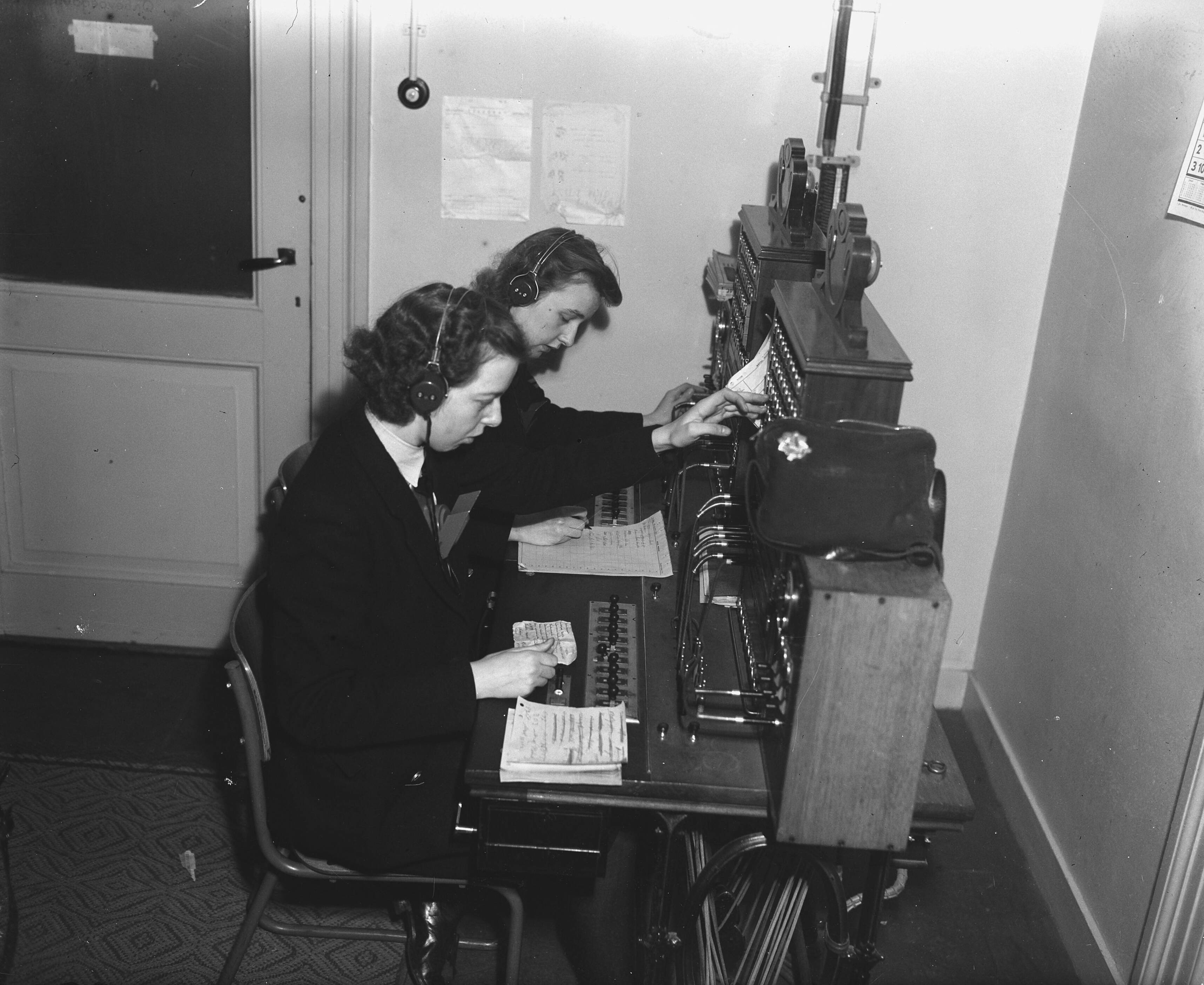 Reportage Marva (1948) — Marva telefonisten in marine kantoor Lange Voorhout 9 te Den Haag — Foto: Snikkers, Anton / Anefo. Licentie: Set B: Rechtenvrij / Publiek Domein. Bron: Nationaal Archief. http://hdl.handle.net/10648/a8b231c0-d0b4-102d-bcf8-003048976d84