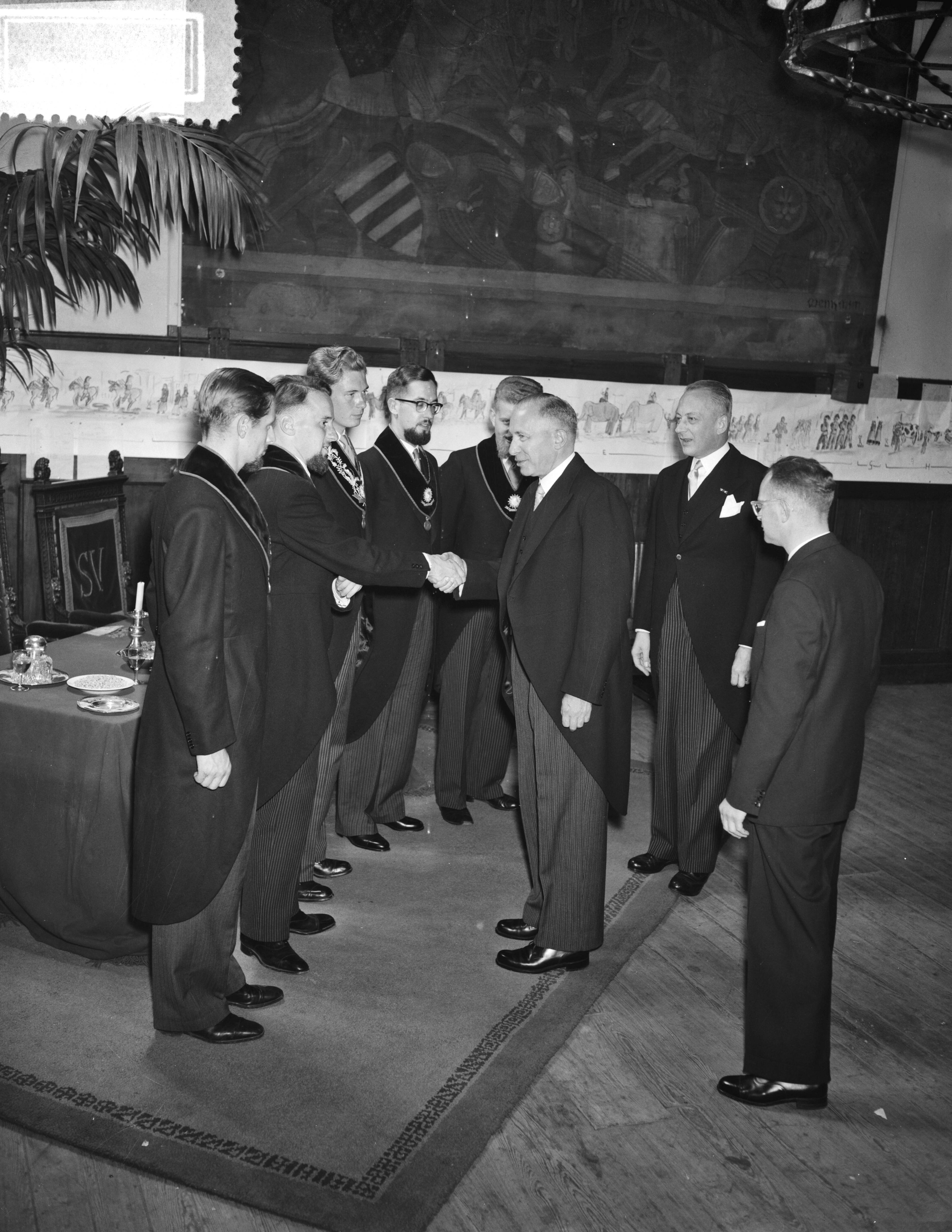 Lustrum USC Utrecht (1956) — Receptie t.g.v. lustrum USC — Foto: Rossem, Wim van / Anefo. Licentie: Set B: Rechtenvrij / Publiek Domein. Bron: Nationaal Archief. http://hdl.handle.net/10648/a94b0a44-d0b4-102d-bcf8-003048976d84
