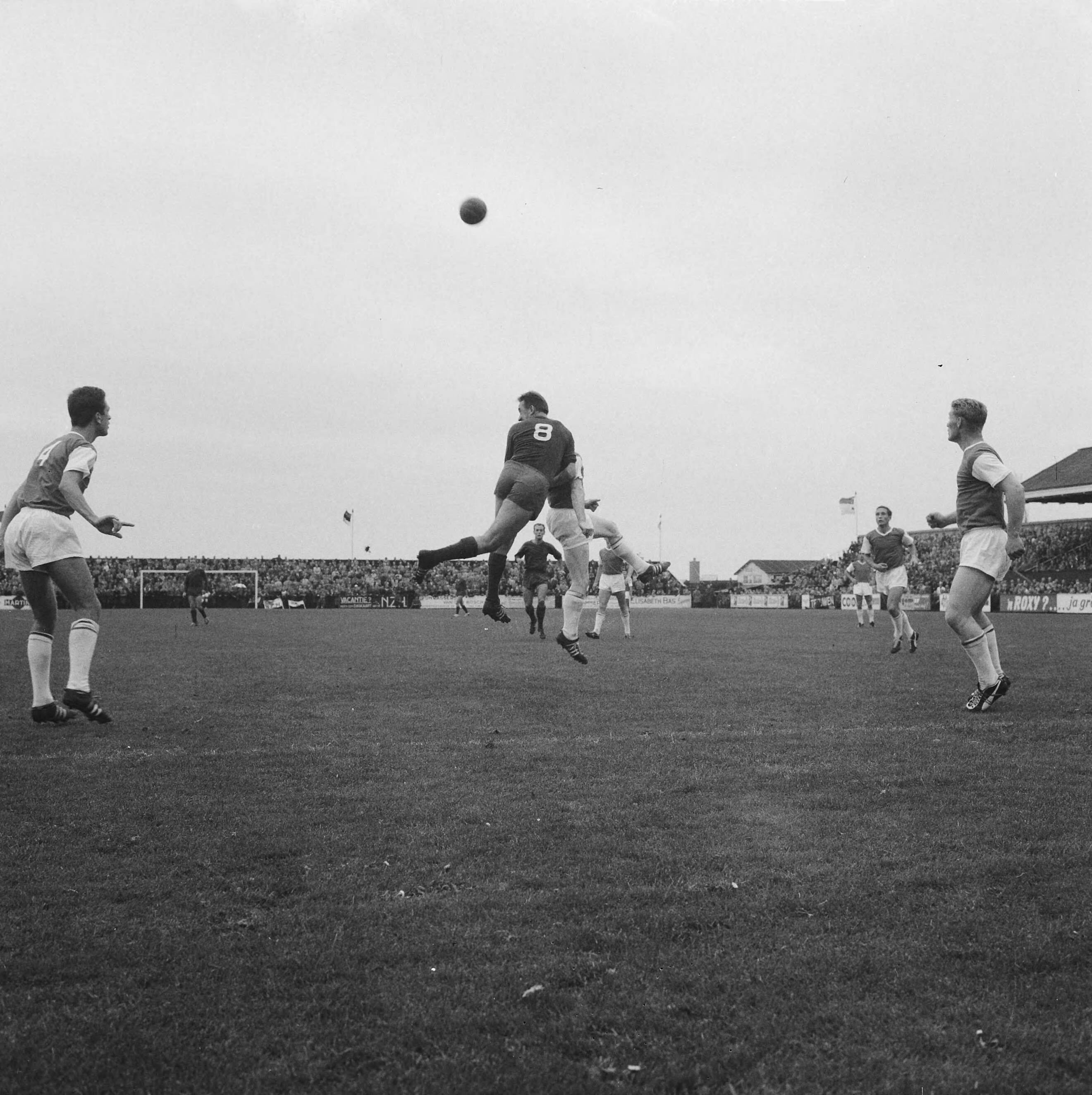 Fotocollectie Anefo — Voetbal. RHC tegen Haarlem 1-1. Spelmoment, Koppend Henk Angenent (Haarlem), Rechts Jan Honout — Foto: Koch, Eric / Anefo. Licentie: Set B: Rechtenvrij / Publiek Domein. Bron: Nationaal Archief. http://hdl.handle.net/10648/aa19756e-d0b4-102d-bcf8-003048976d84
