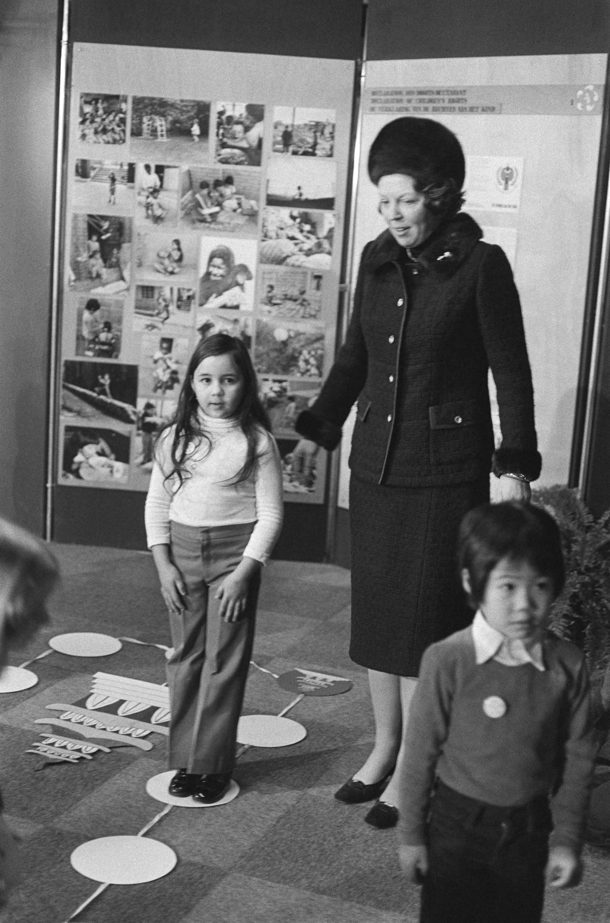 Fotocollectie Anefo — Prinses Beatrix opent tentoonstelling "Spel en Speelgoed uit de Gehele Wereld" in Babylon-complex in Den Haag — Foto: Suyk, Koen / Anefo. Licentie: Set B: Rechtenvrij / Publiek Domein. Bron: Nationaal Archief. http://hdl.handle.net/10648/acc3a834-d0b4-102d-bcf8-003048976d84