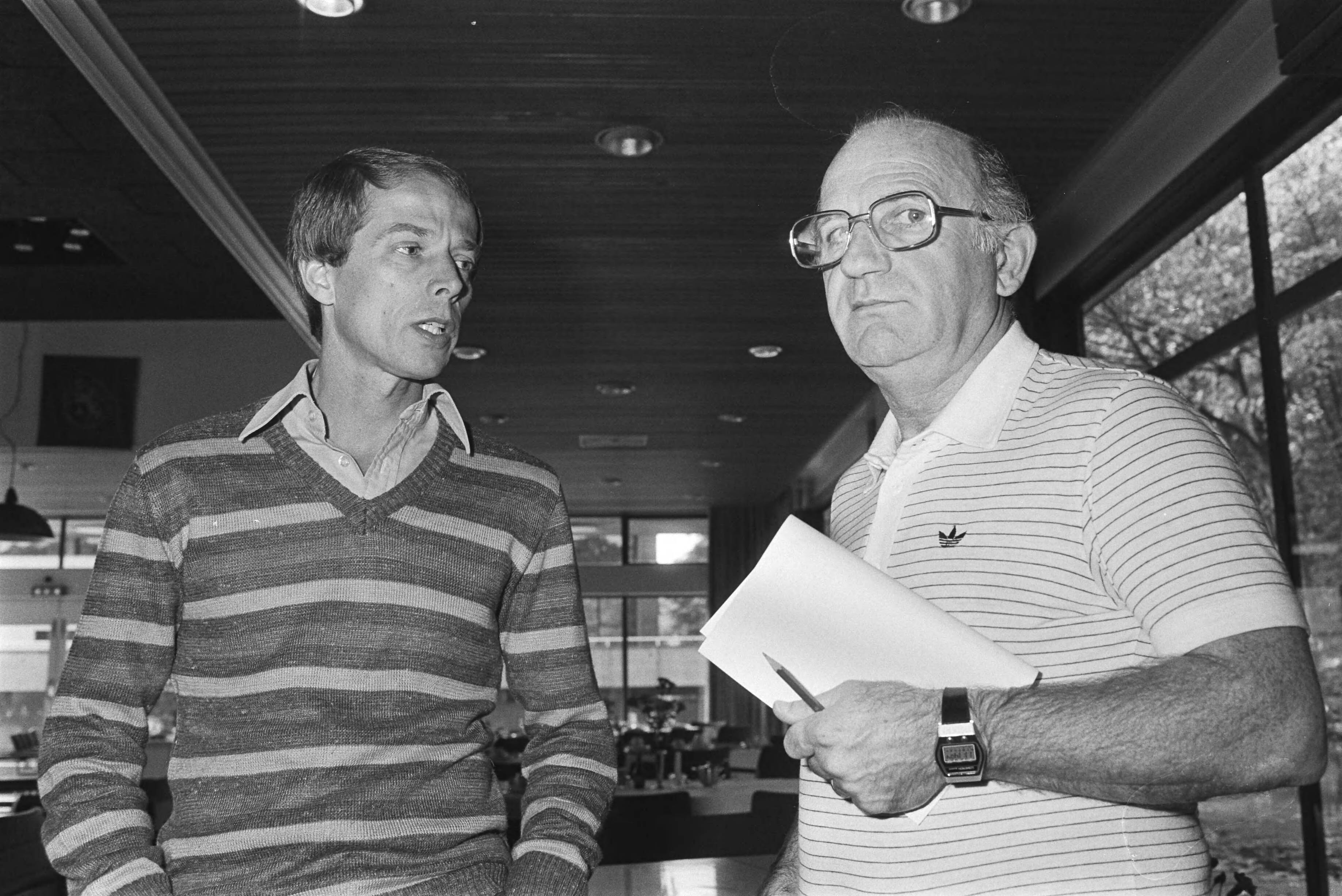 Trainingsbijeenkomst van het Nederlands elftal in Zeist — Trainer Rob Baan (l) met bondscoach Kees Rijvers — Foto: Antonisse, Marcel / Anefo. Licentie: Set B: Rechtenvrij / Publiek Domein. Bron: Nationaal Archief. http://hdl.handle.net/10648/ad209b70-d0b4-102d-bcf8-003048976d84