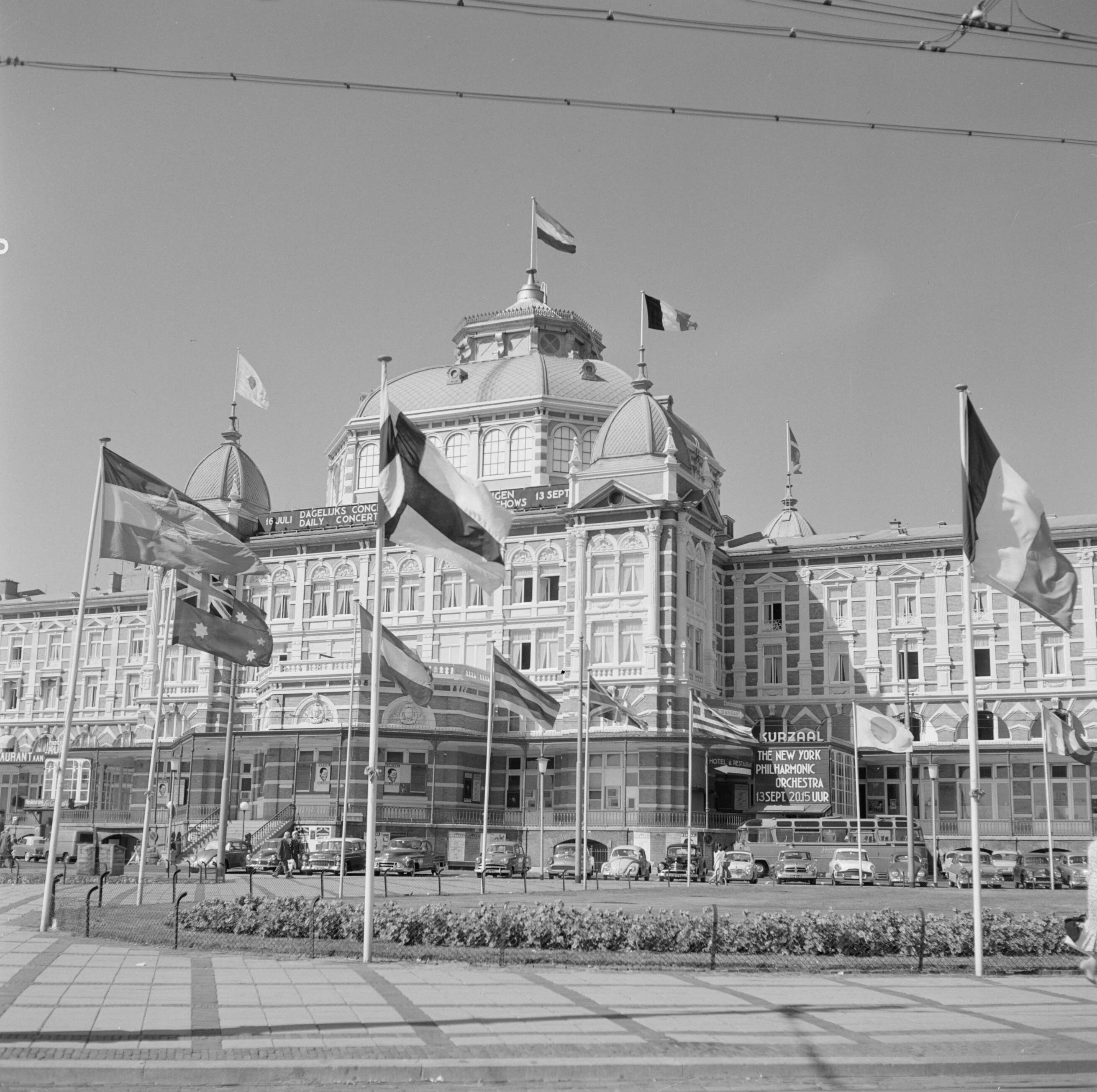 Scheveningen. — Gezicht op het Kurhaus in Scheveningen vanaf het Gevers Deynootplein — Foto: Poll, Willem van de. Licentie: Set B: Rechtenvrij / Publiek Domein. Bron: Nationaal Archief. http://hdl.handle.net/10648/aeceea26-d0b4-102d-bcf8-003048976d84