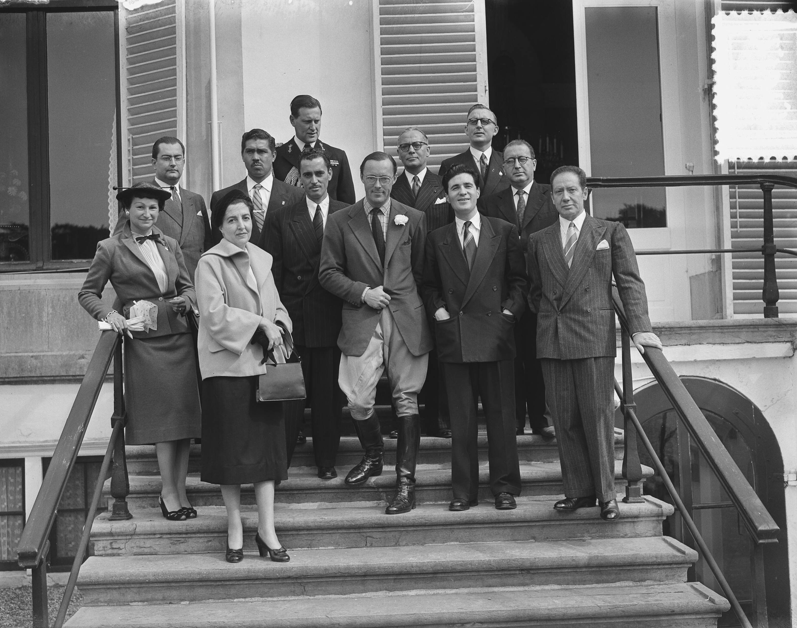 Fotocollectie Anefo — Ontvangst van Mexicaanse journalisten door prins Bernhard op paleis Soestdijk — Foto: Bilsen, Joop van / Anefo. Licentie: Set B: Rechtenvrij / Publiek Domein. Bron: Nationaal Archief. http://hdl.handle.net/10648/a8ff8736-d0b4-102d-bcf8-003048976d84