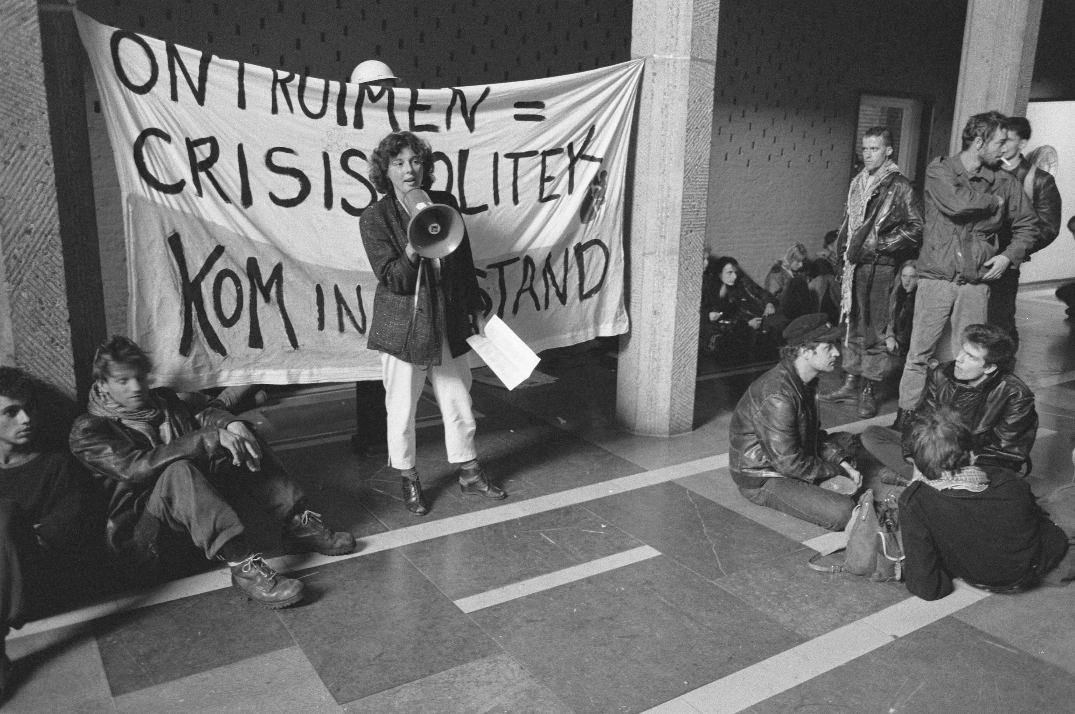 Fotocollectie Anefo — Jongeren bezetten gebouw dir.-gen.- Ministerie SoZa in Den Haag uit protest tegen plannen voor verlaging uitkeringen — Foto: Bogaerts, Rob / Anefo. Licentie: Set B: Rechtenvrij / Publiek Domein. Bron: Nationaal Archief. http://hdl.handle.net/10648/ad6db298-d0b4-102d-bcf8-003048976d84