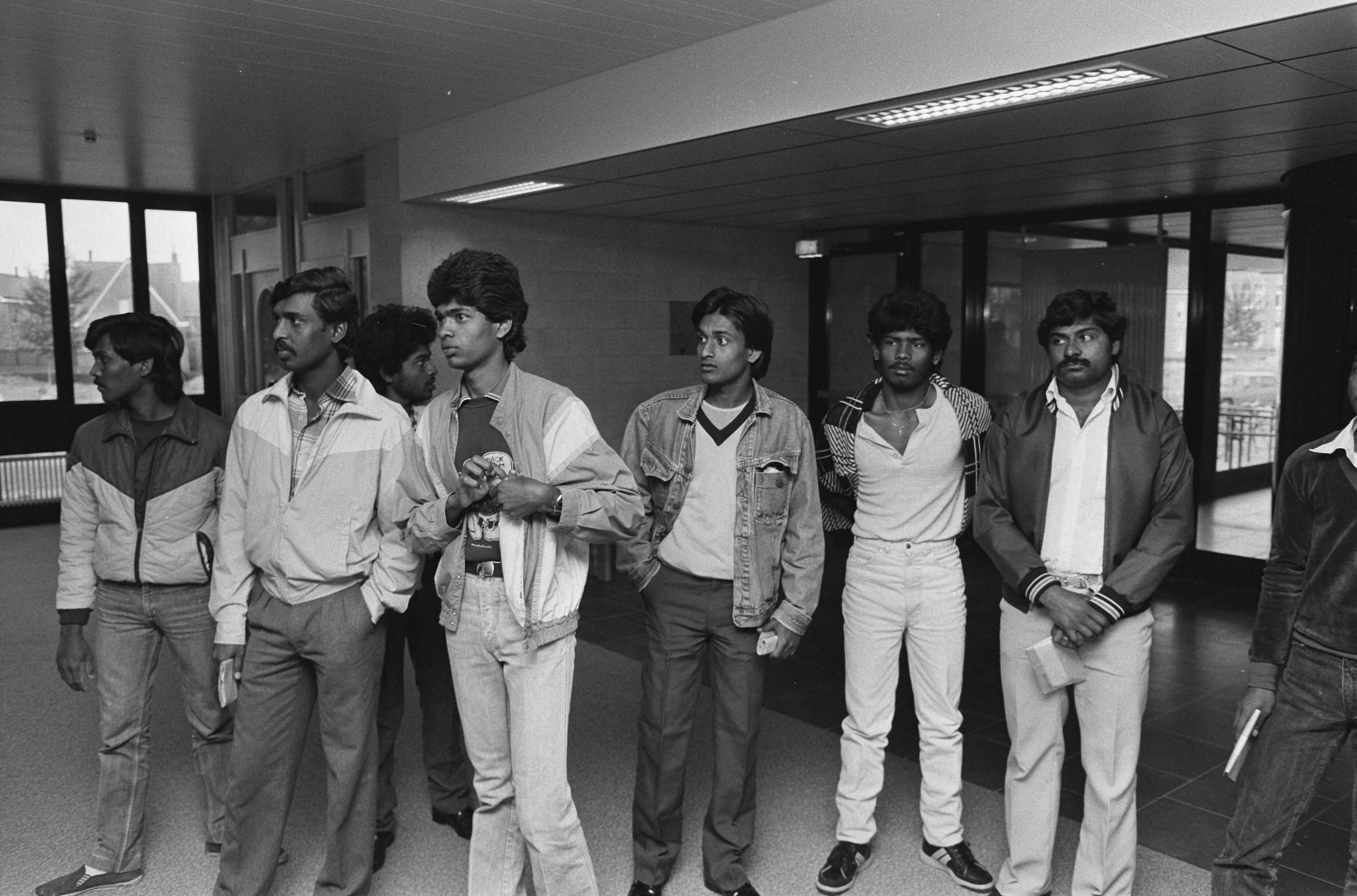 Fotocollectie Anefo — Tamils staan terecht in Breda in verband met vernielingen aan pension in Oud-Gastel — Foto: Gerrits, Roland / Anefo. Licentie: Set B: Rechtenvrij / Publiek Domein. Bron: Nationaal Archief. http://hdl.handle.net/10648/ad5553a6-d0b4-102d-bcf8-003048976d84