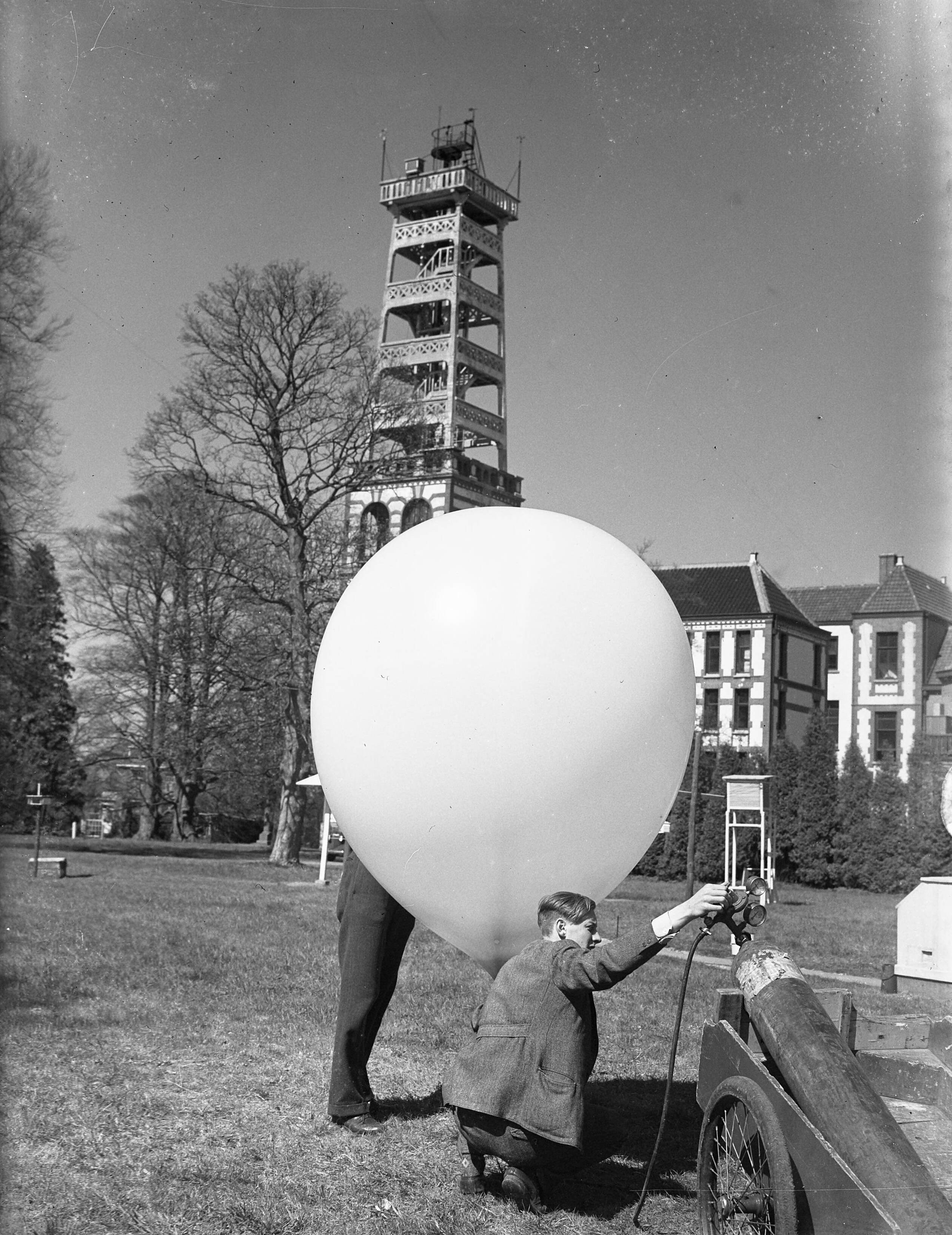 Fotocollectie Anefo — Nieuwe Weerwaarneming KNMI De Bilt — Foto: Noske, J.D. / Anefo. Licentie: Set B: Rechtenvrij / Publiek Domein. Bron: Nationaal Archief. http://hdl.handle.net/10648/a8a75c3c-d0b4-102d-bcf8-003048976d84
