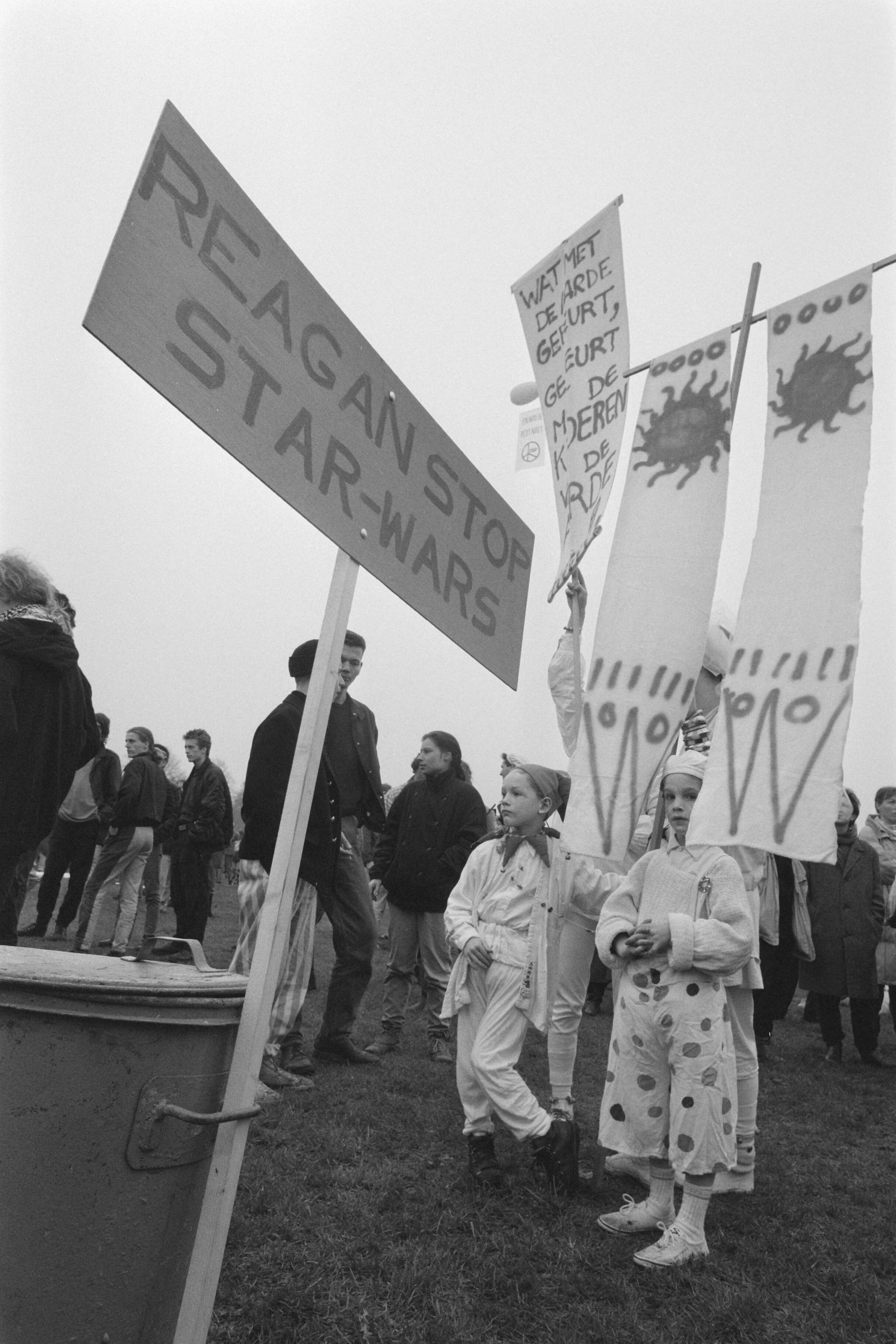 Fotocollectie Anefo — Demonstratie in Den Haag tegen kernwapens (kruisraketten) — Foto: Bogaerts, Rob / Anefo. Licentie: Set B: Rechtenvrij / Publiek Domein. Bron: Nationaal Archief. http://hdl.handle.net/10648/ad65b44e-d0b4-102d-bcf8-003048976d84
