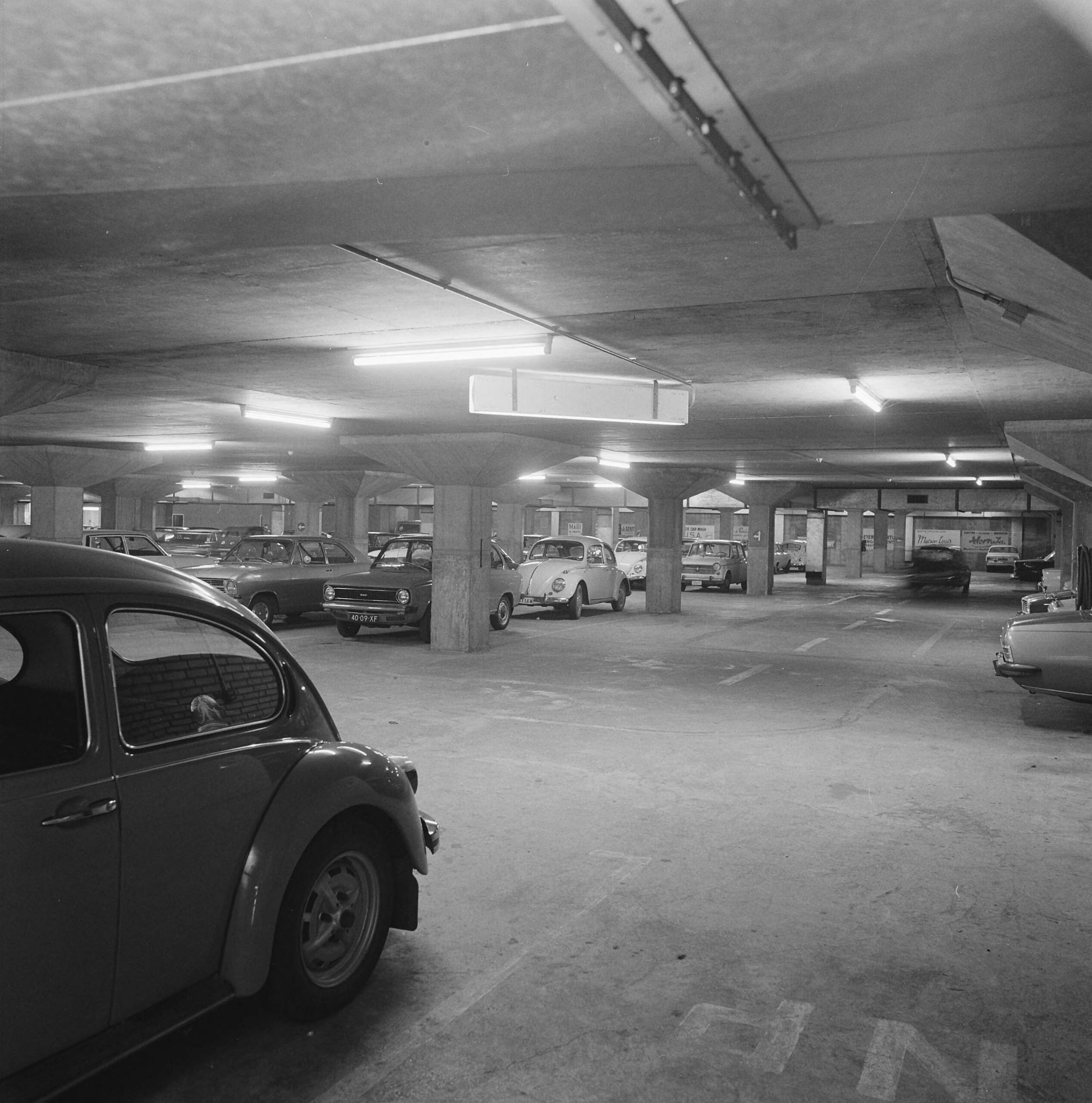 Fotocollectie Nederlandse Heidemaatschappij — Parkeergarage onder het Vrijthof te Maastricht — Foto: Fotograaf Onbekend / Heidemij. Licentie: Set B: Rechtenvrij / Publiek Domein. Bron: Nationaal Archief. http://hdl.handle.net/10648/ae831056-d0b4-102d-bcf8-003048976d84