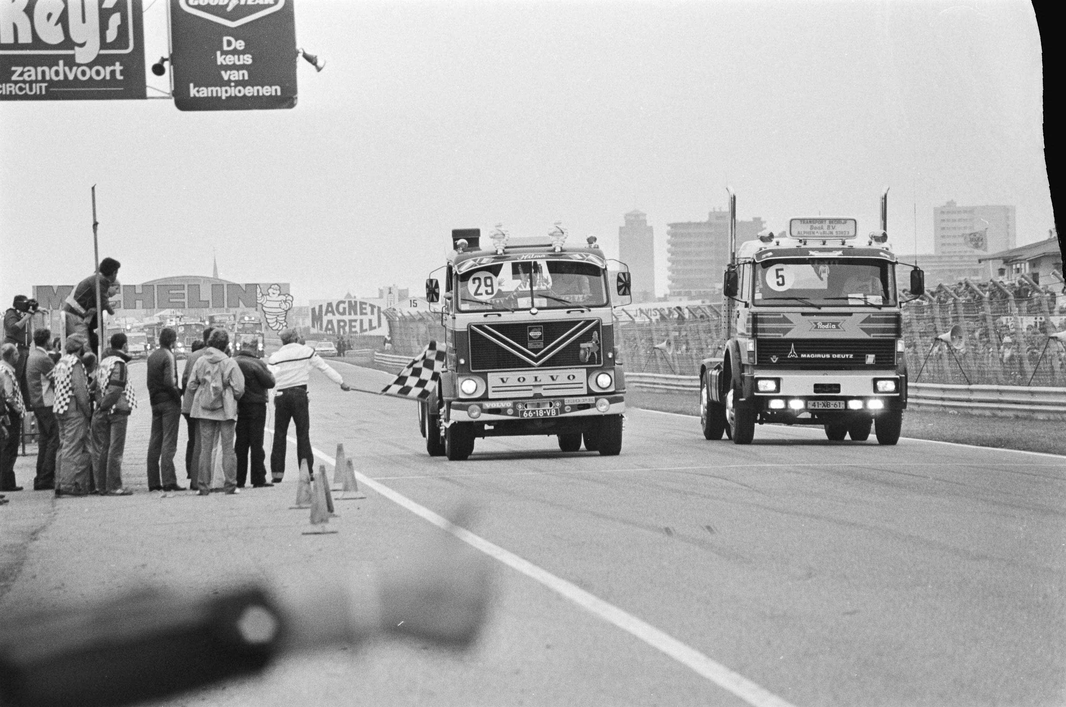 Fotocollectie Anefo — Eerste races met trucks op het circuit van Zandvoort om h Nederlandse kampioenschap; beeld van de finish — Foto: Antonisse, Marcel / Anefo. Licentie: Set B: Rechtenvrij / Publiek Domein. Bron: Nationaal Archief. http://hdl.handle.net/10648/acffcf6c-d0b4-102d-bcf8-003048976d84