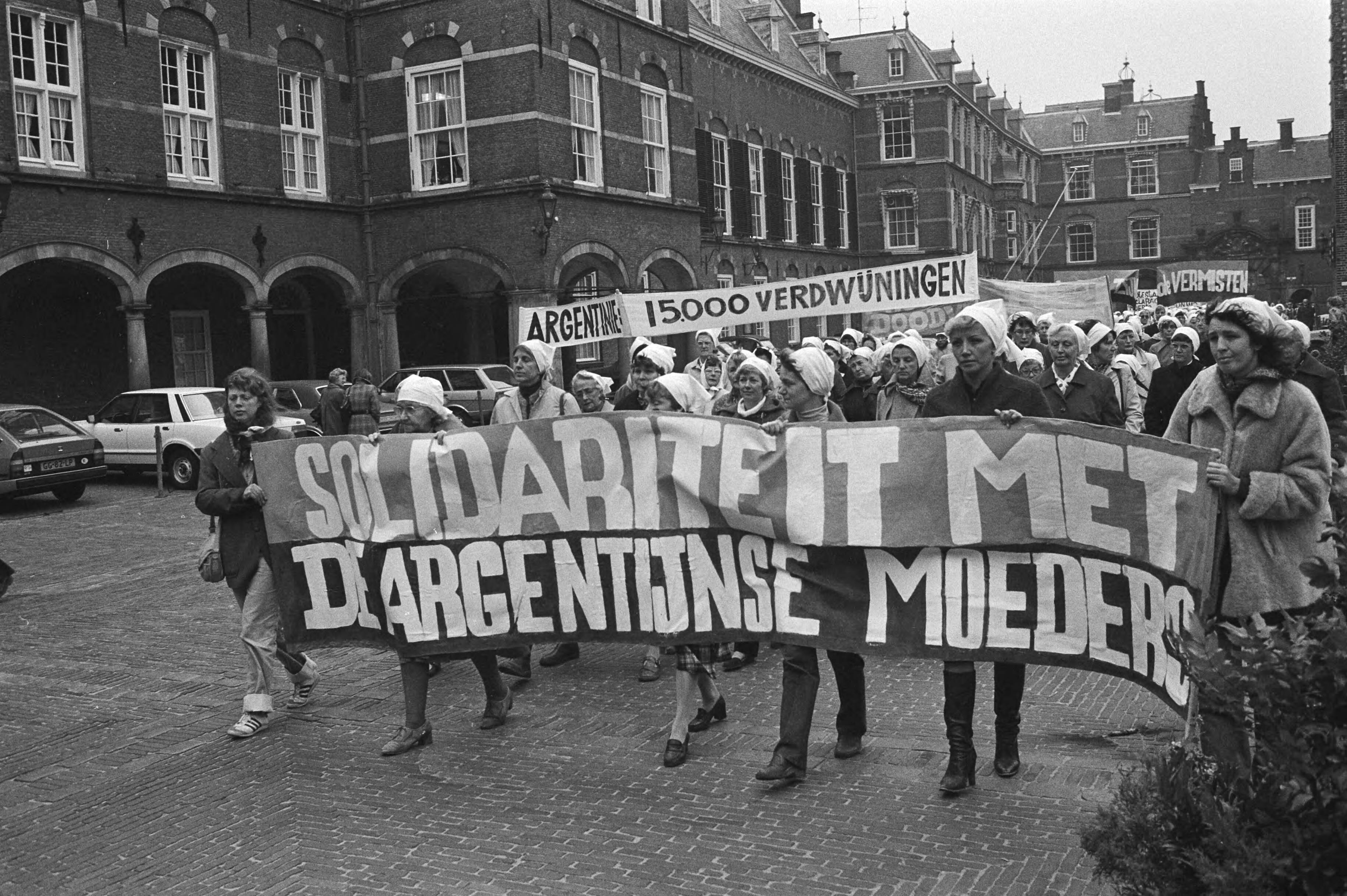 Fotocollectie Anefo — Vandaag op Binnenhof in Den Haag gedemonstreerd uit solidariteit met de zgn. Dwaze moeders in Argentinie, demonstranten op het Binnenhof — Foto: Pereira, Fernando / Anefo. Licentie: Set B: Rechtenvrij / Publiek Domein. Bron: Nationaal Archief. http://hdl.handle.net/10648/aceb03ca-d0b4-102d-bcf8-003048976d84