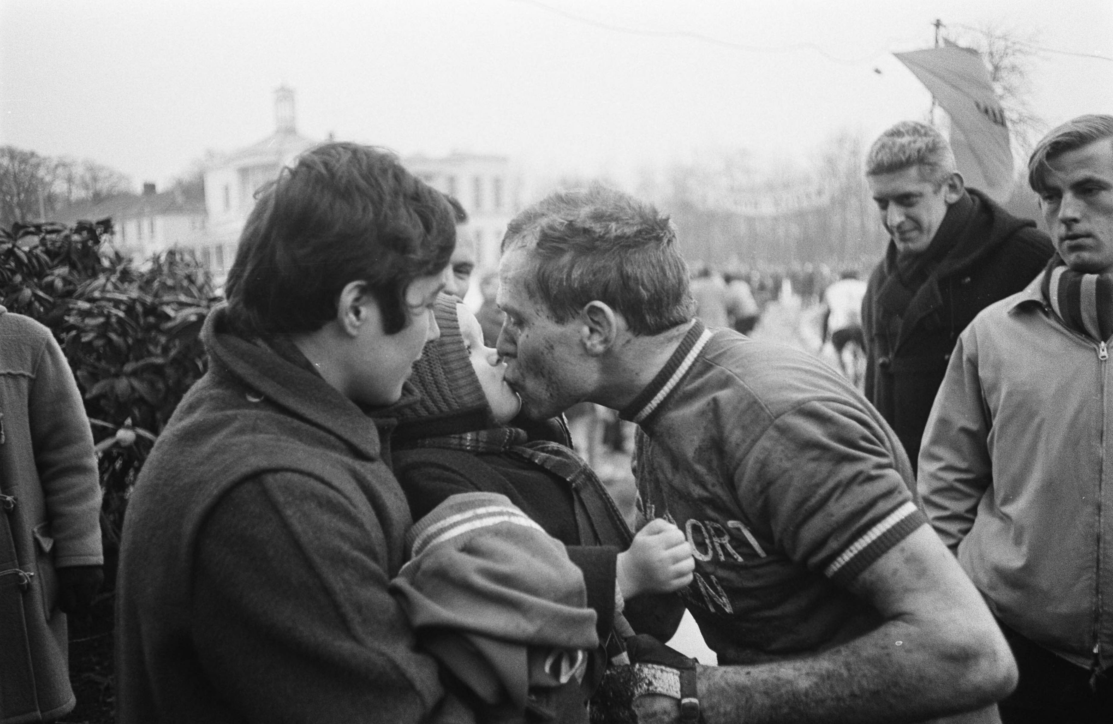 Fotocollectie Anefo — Cyclo-cross "Katerkoers 1969" . Winnaar Cor Rutgers kust zijn kind — Foto: Koch, Eric / Anefo. Licentie: Set B: Rechtenvrij / Publiek Domein. Bron: Nationaal Archief. http://hdl.handle.net/10648/ab59c41a-d0b4-102d-bcf8-003048976d84