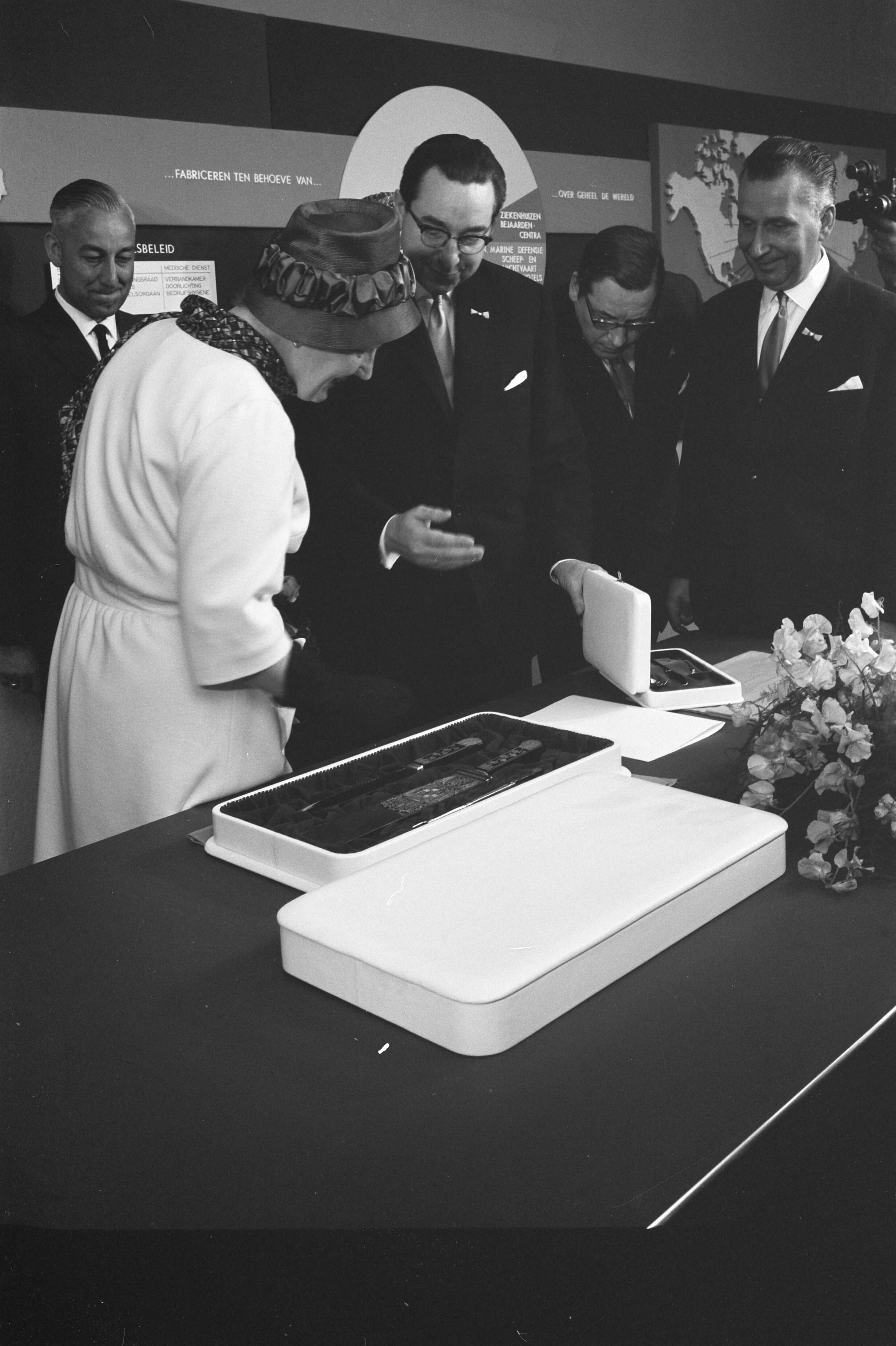 Bezoek koningin Juliana aan Zeist en omgeving — Bezoek koningin Juliana aan Zeist en omgeving. Koningin Juliana in de Gerofabriek — Foto: Pot, Harry / Anefo. Licentie: Set B: Rechtenvrij / Publiek Domein. Bron: Nationaal Archief. http://hdl.handle.net/10648/a9d72f7e-d0b4-102d-bcf8-003048976d84