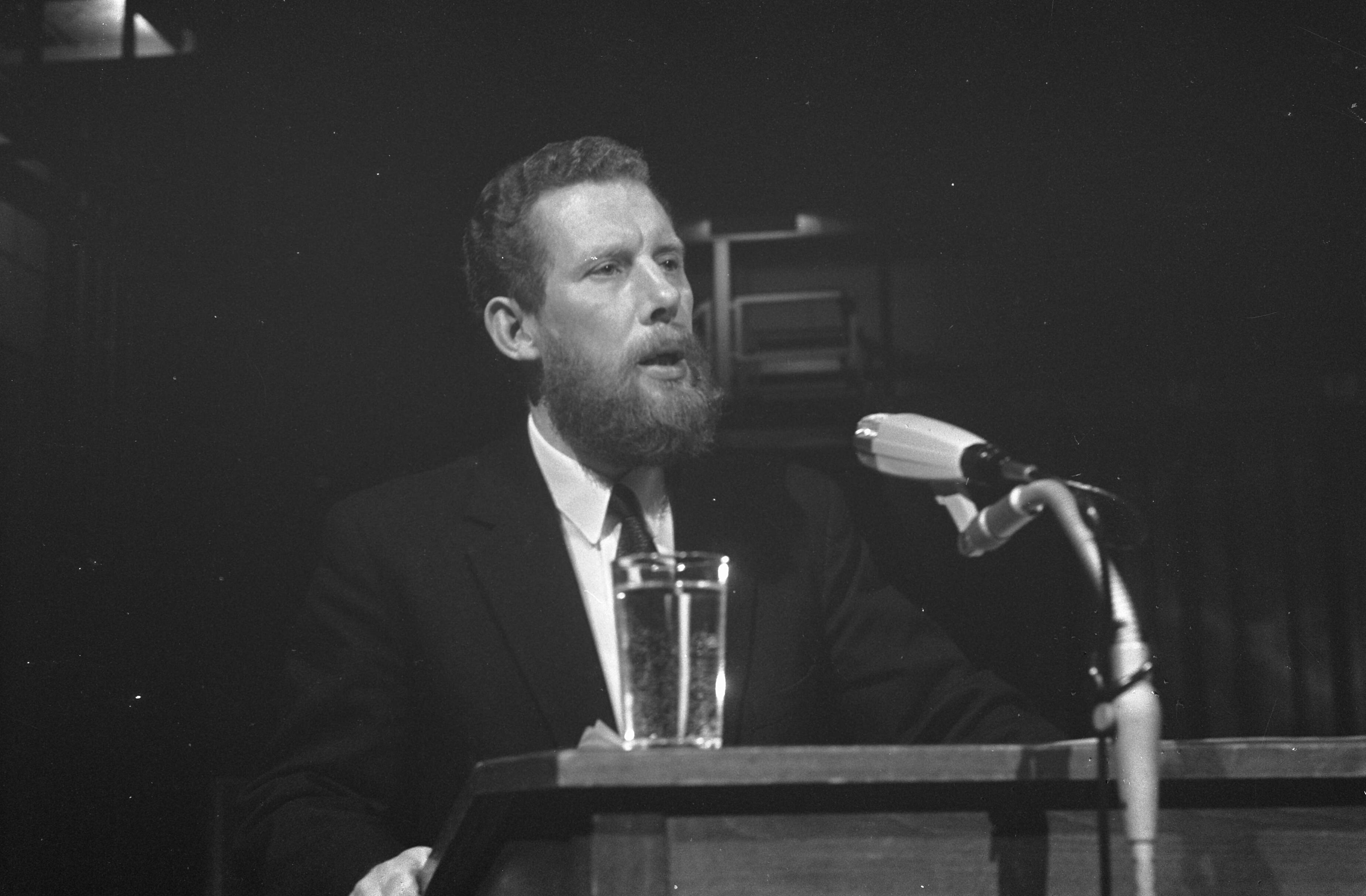 Fotocollectie Anefo — Congres Radio en TV-verslaggevers in Hilversum. Professor dr. P. J. A. van der Hoeven aan het woord — Foto: Koch, Eric / Anefo. Licentie: Set B: Rechtenvrij / Publiek Domein. Bron: Nationaal Archief. http://hdl.handle.net/10648/ab4363fa-d0b4-102d-bcf8-003048976d84