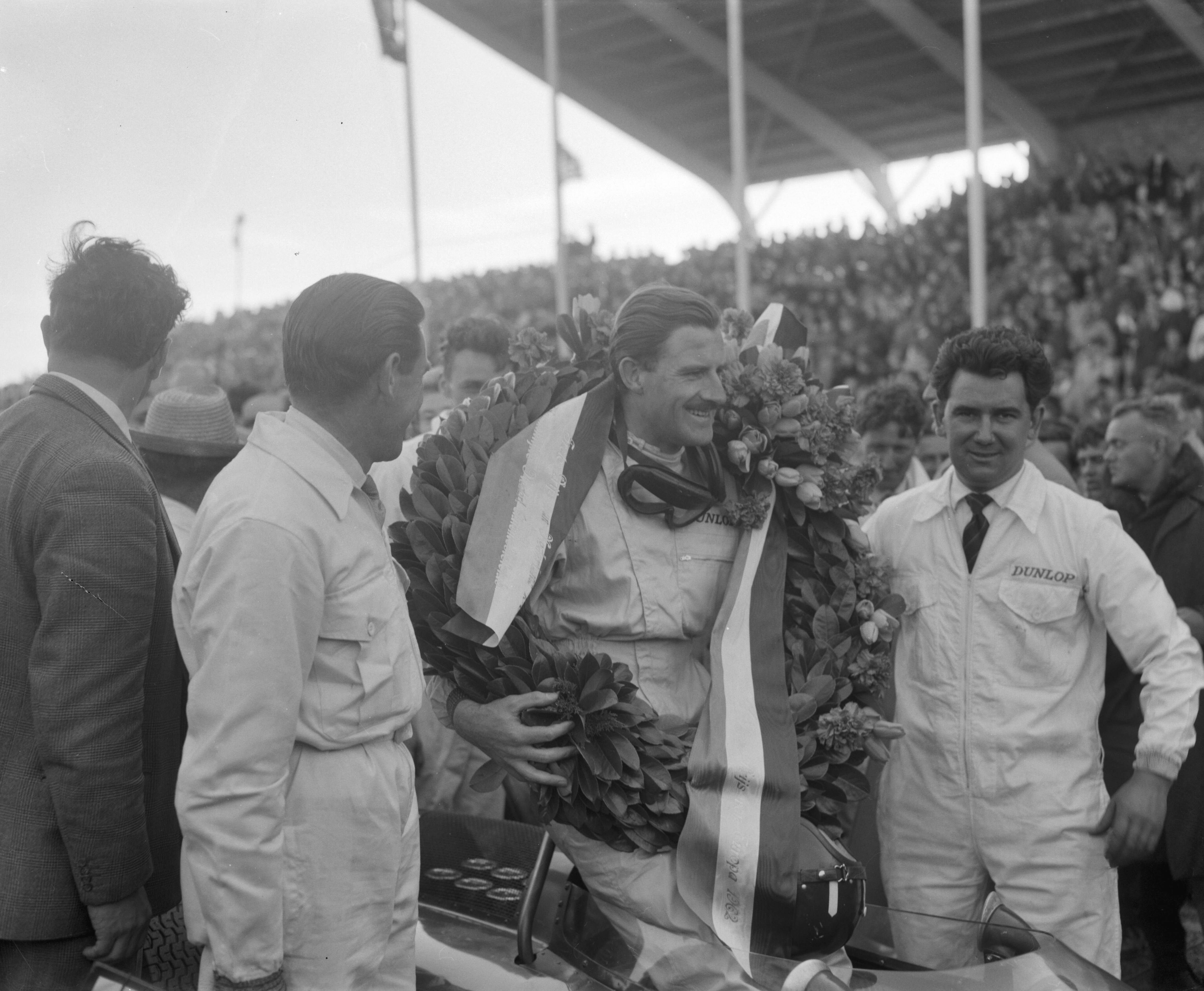Grand Prix Zandvoort 1962 — Grand Prix van Zandvoort. Huldiging winnaar Graham Hill — Foto: Bilsen, Joop van / Anefo. Licentie: Set B: Rechtenvrij / Publiek Domein. Bron: Nationaal Archief. http://hdl.handle.net/10648/aa09277c-d0b4-102d-bcf8-003048976d84