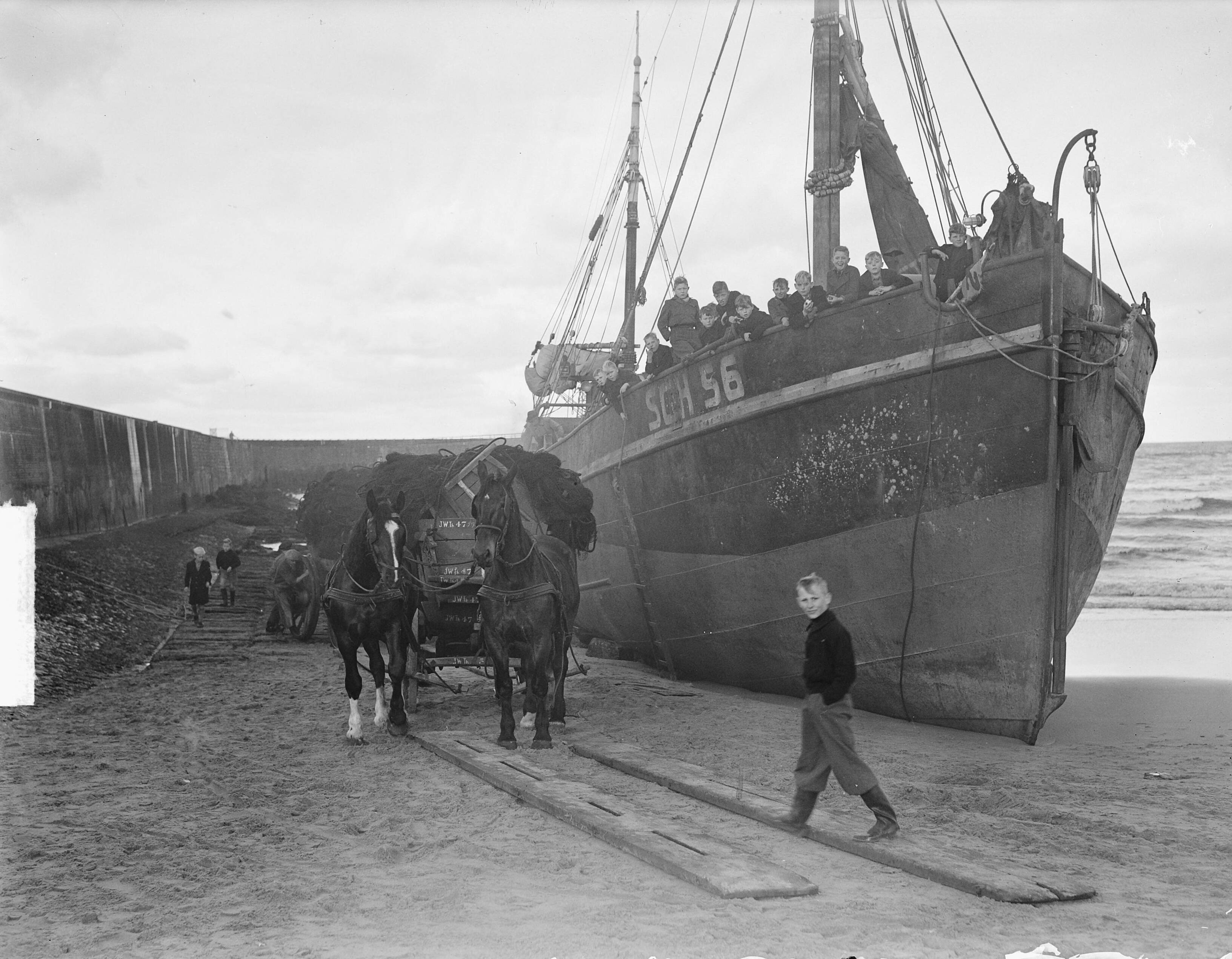 Fotocollectie Anefo — Scheveningse logger "Poolster" op het strand gelopen bij Scheveningen — Foto: Nijs, Jac. de / Anefo. Licentie: Set B: Rechtenvrij / Publiek Domein. Bron: Nationaal Archief. http://hdl.handle.net/10648/a8d24bfe-d0b4-102d-bcf8-003048976d84
