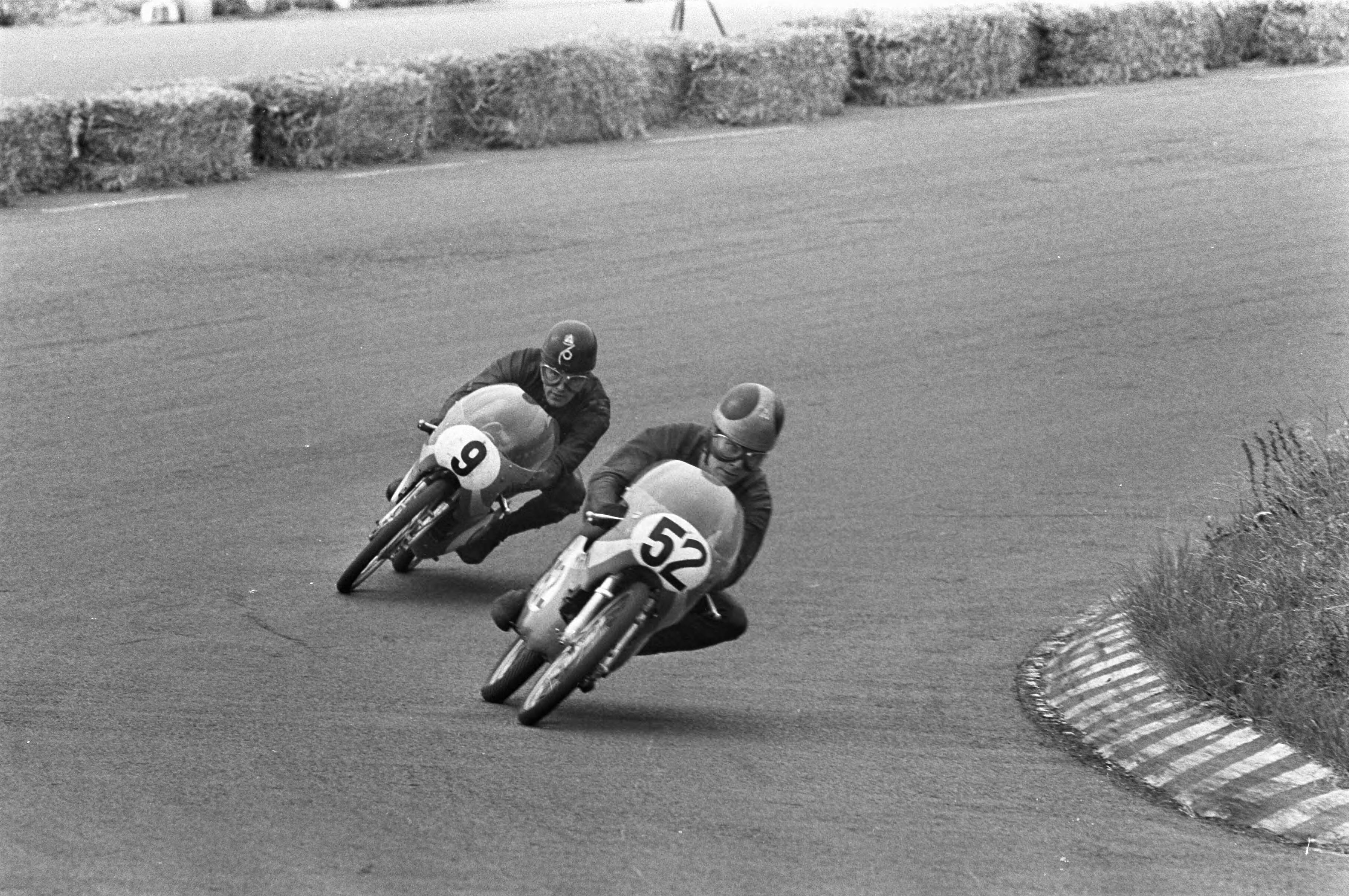 Fotocollectie Anefo — Motorraces Zandvoort. Paul Lodewijkx kwam te vallen in 250cc klasse — Foto: Koch, Eric / Anefo. Licentie: Set B: Rechtenvrij / Publiek Domein. Bron: Nationaal Archief. http://hdl.handle.net/10648/ab477d14-d0b4-102d-bcf8-003048976d84