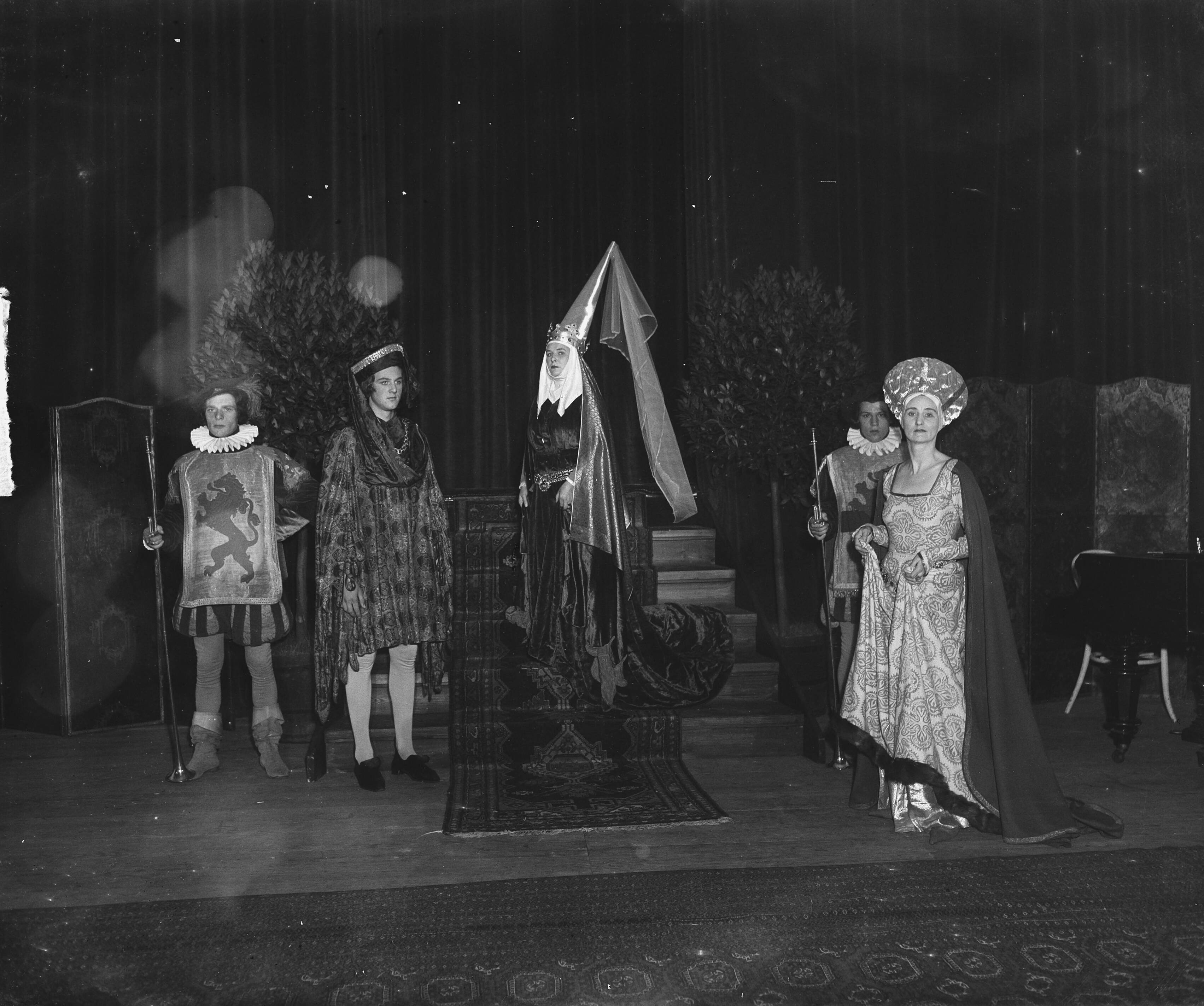 Fotocollectie Anefo — Juwelen- en modeshow in het Kurhaus te Scheveningen — Foto: Merk, Ben / Anefo. Licentie: Set B: Rechtenvrij / Publiek Domein. Bron: Nationaal Archief. http://hdl.handle.net/10648/a8bdcdfa-d0b4-102d-bcf8-003048976d84