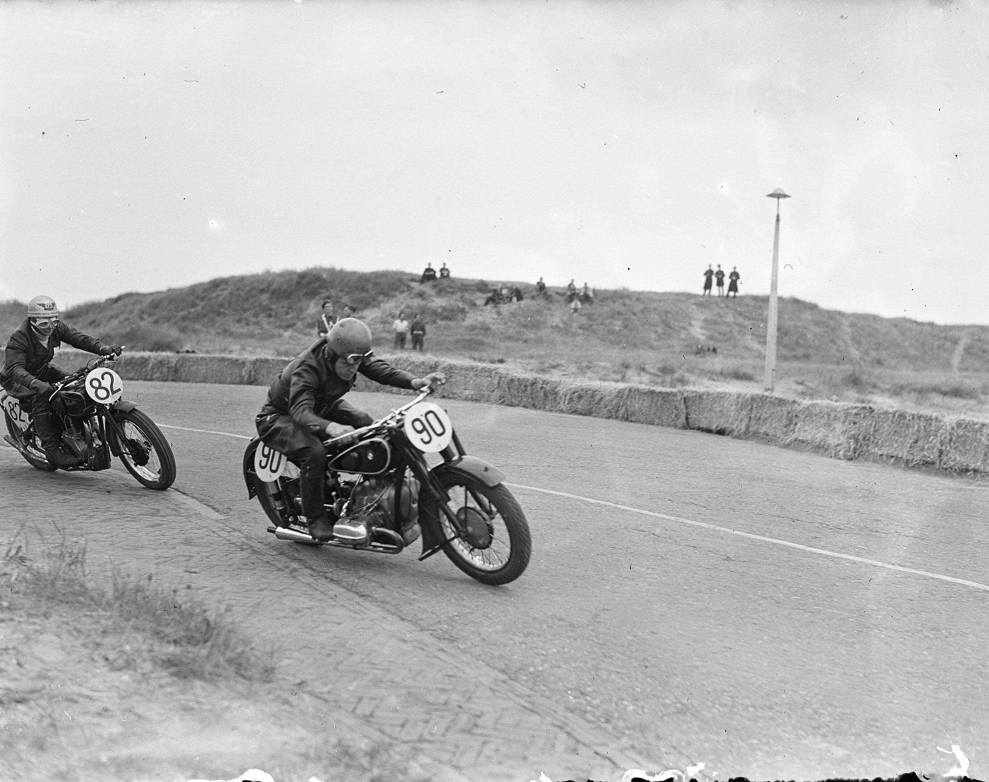 Motorraces te Zandvoort — Foto: Fotograaf Onbekend / Anefo. — Licentie: Set B: Rechtenvrij / Publiek Domein. Bron: Nationaal Archief. http://hdl.handle.net/10648/a8a177e0-d0b4-102d-bcf8-003048976d84
