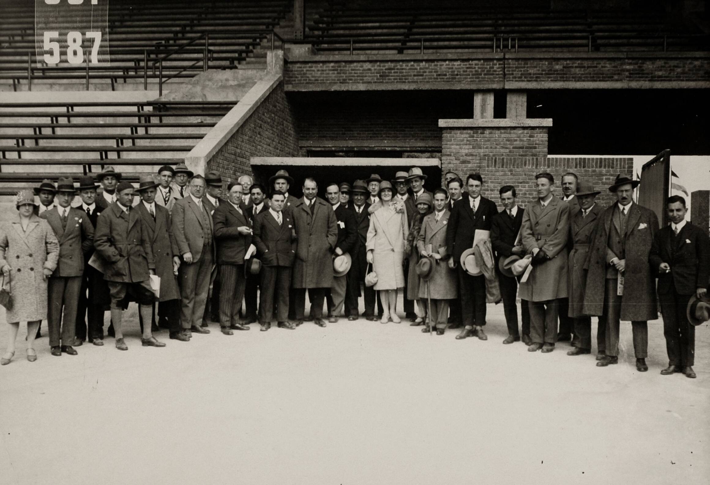 Portretten, Sport — Sport. Olympische Spelen 1928 Amsterdam, Nederland. Groepsfotot van een onbekend gezelschap in het lege stadion. — Foto: Fotograaf Onbekend / Algemeen Fotobureau Amsterdam / Rechtenvrij (05589). Licentie: Set B: Rechtenvrij / Publiek Domein. Bron: Nationaal Archief. http://hdl.handle.net/10648/35429da6-d6d2-a382-e063-6df0900a6686