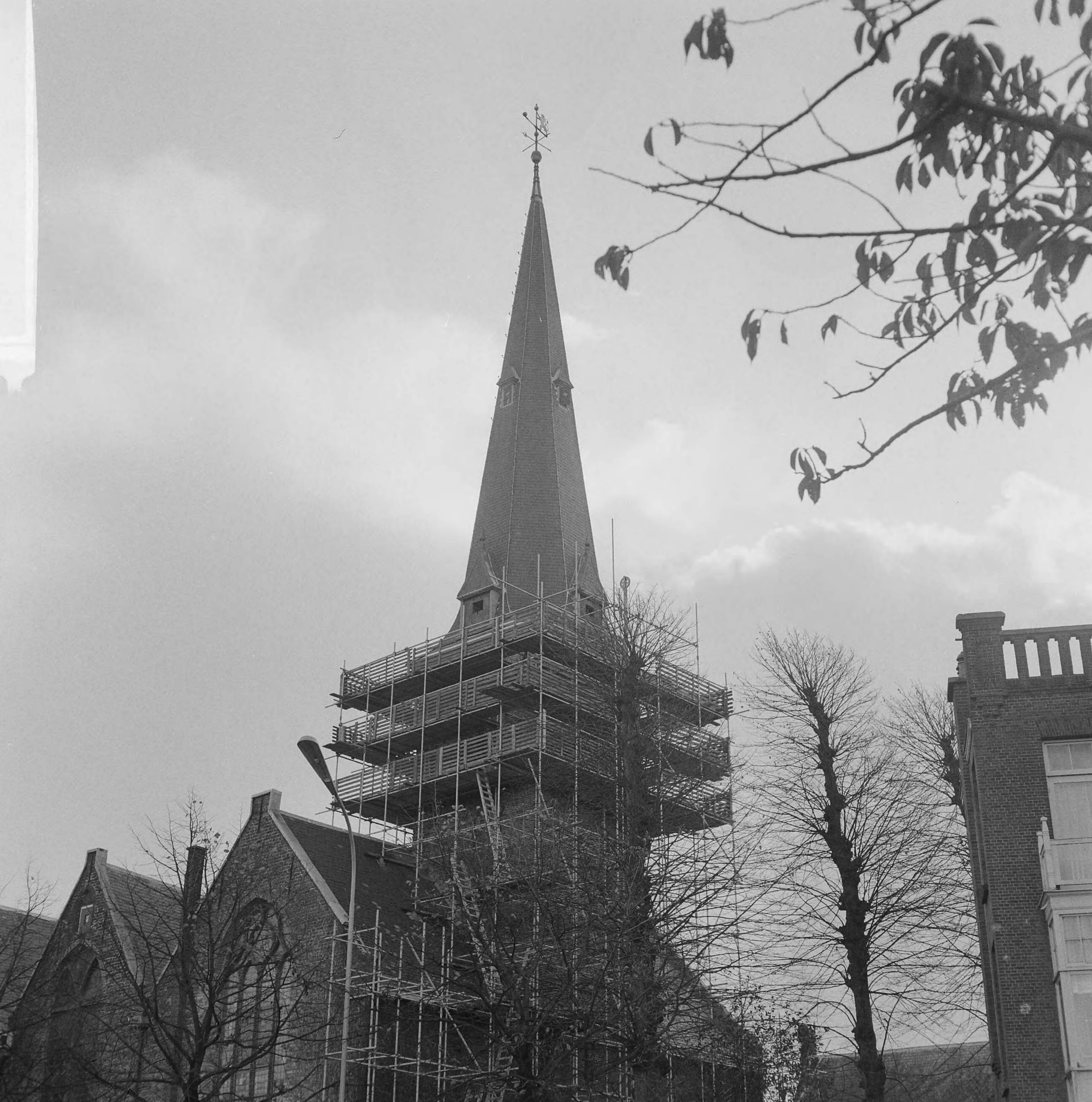 Restauratie van de oude dorpskerk te Voorburg — Toren van de oude dorpskerk in de steigers — Foto: Kroon, Ron / Anefo. Licentie: Set B: Rechtenvrij / Publiek Domein. Bron: Nationaal Archief. http://hdl.handle.net/10648/aacbbcc4-d0b4-102d-bcf8-003048976d84