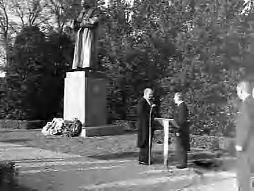 Fotocollectie Anefo — Onthulling standbeeld van Jan Amos Comenius te Naarden door de Tsjechische gezant Victor Sandor — Foto: Behrens, Herbert F. / Anefo. Licentie: Set B: Rechtenvrij / Publiek Domein. Bron: Nationaal Archief. http://hdl.handle.net/10648/a96c37be-d0b4-102d-bcf8-003048976d84