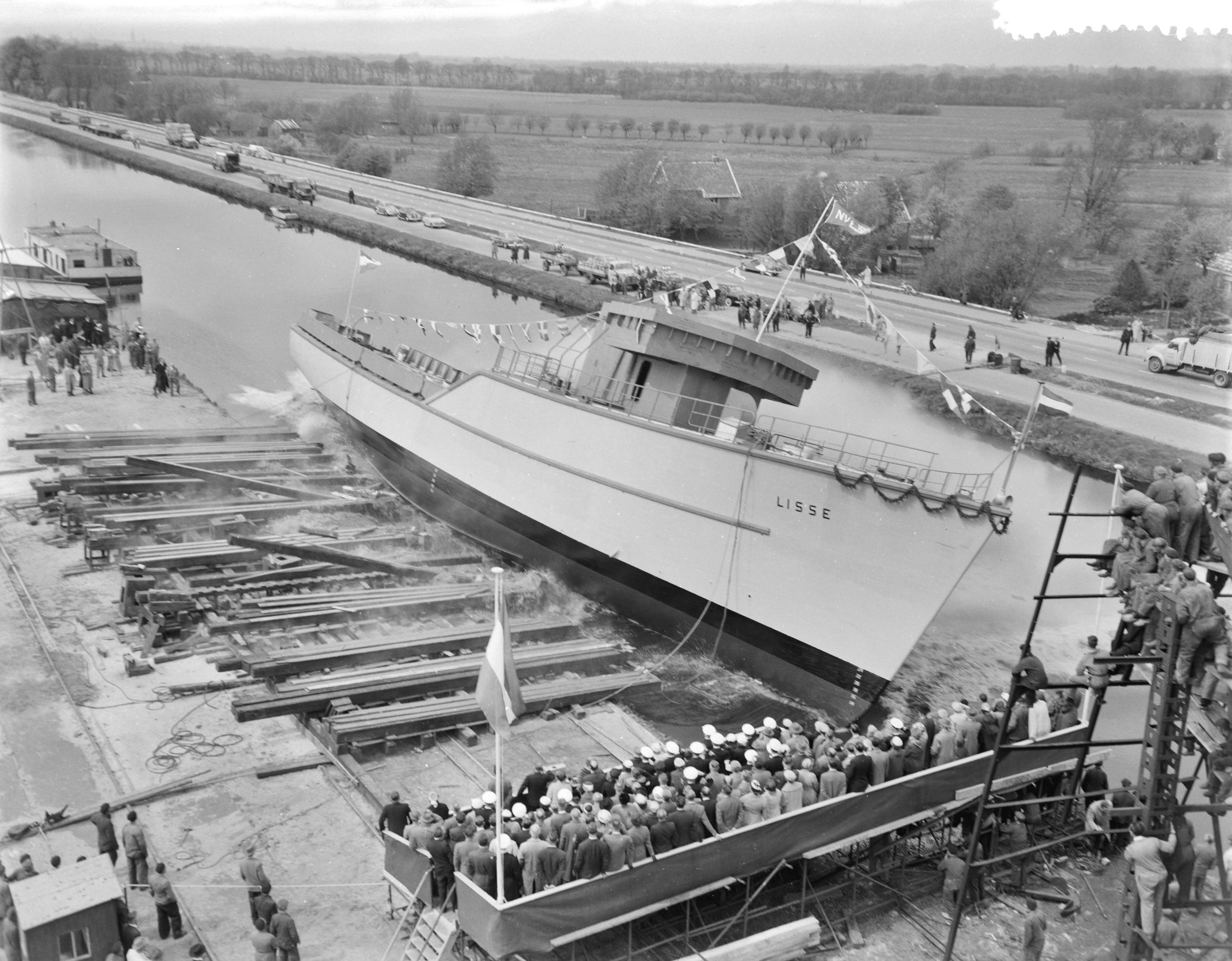 Fotocollectie Anefo — Tewaterlating van de mijnenveger Hr. Ms. "Lisse" bij scheepswerf E.J. Smit & Zn. te Westerbroek — Foto: Rossem, Wim van / Anefo. Licentie: Set B: Rechtenvrij / Publiek Domein. Bron: Nationaal Archief. http://hdl.handle.net/10648/a94836e8-d0b4-102d-bcf8-003048976d84