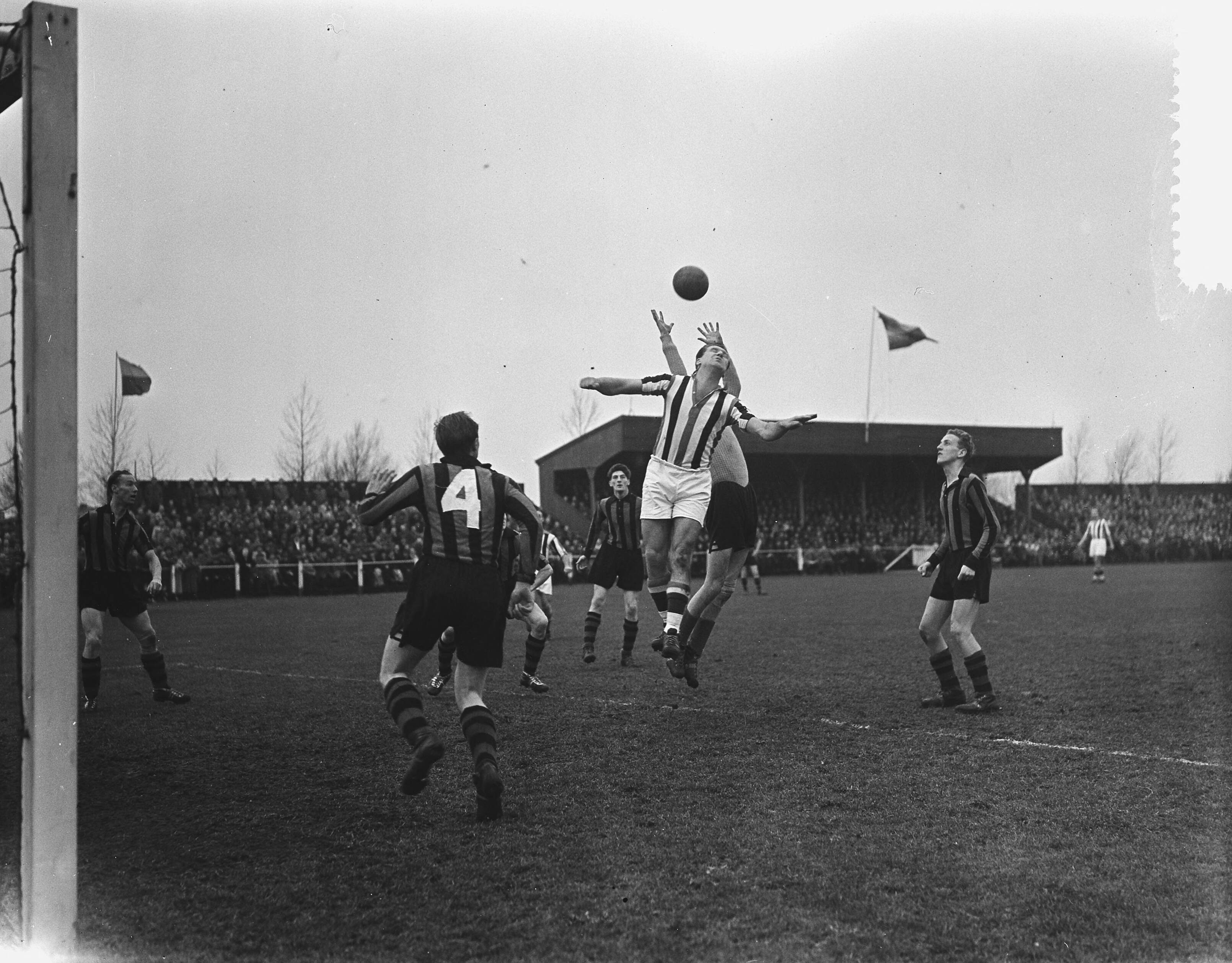 Fotocollectie Anefo — Voetbal. EDO tegen Willem II 0-1. Spelmoment — Foto: Bilsen, Joop van / Anefo. Licentie: Set B: Rechtenvrij / Publiek Domein. Bron: Nationaal Archief. http://hdl.handle.net/10648/a92e38f6-d0b4-102d-bcf8-003048976d84