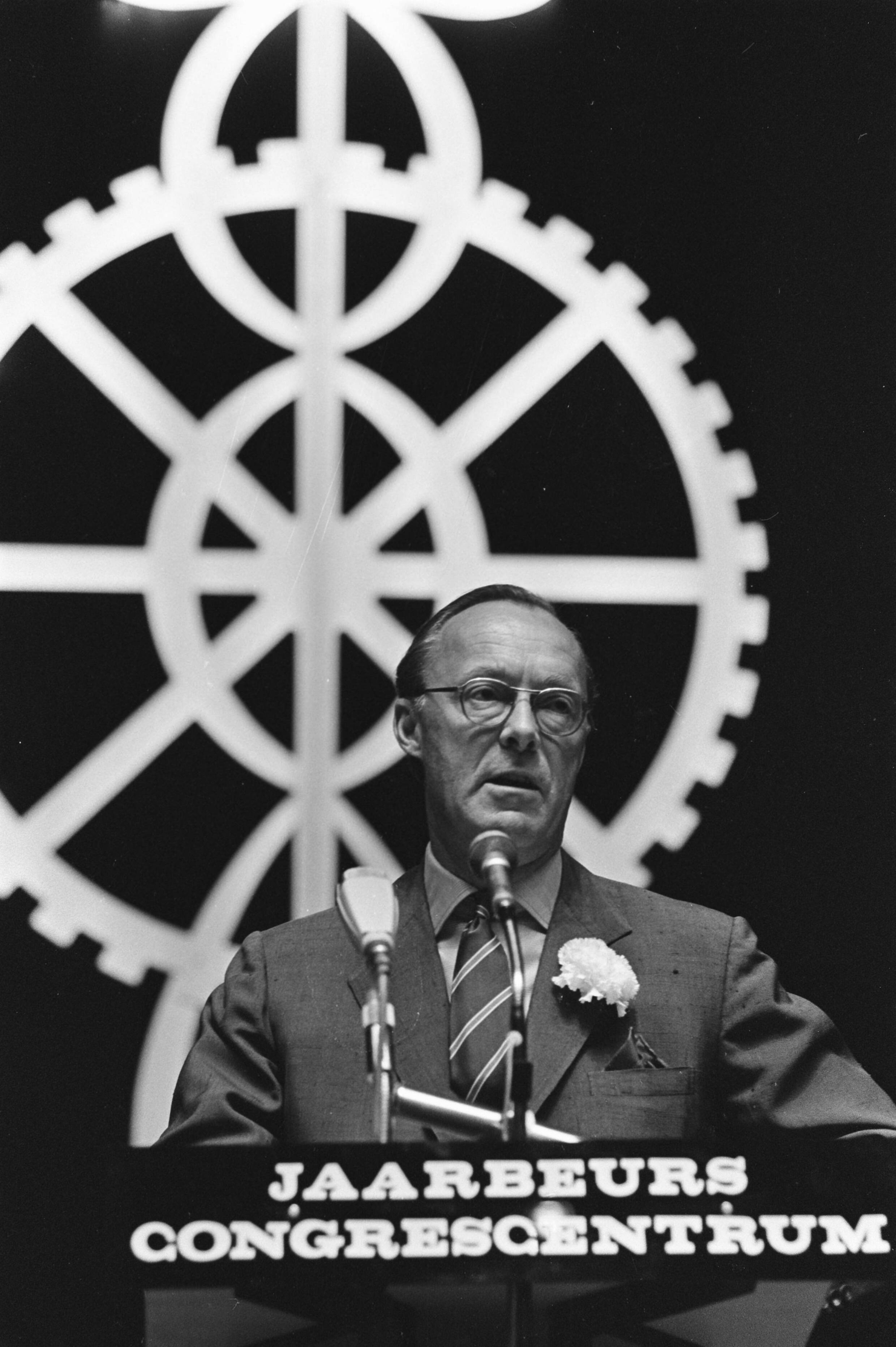 Fotocollectie Anefo — Prins Bernhard bij jaarvergadering Nederlandse Mij voor Nijverheid en Handel in Jaarbeurs Congrescentrum , Utrecht; Pr. Bernhard — Foto: Evers, Joost / Anefo. Licentie: Set B: Rechtenvrij / Publiek Domein. Bron: Nationaal Archief. http://hdl.handle.net/10648/ab997cd6-d0b4-102d-bcf8-003048976d84