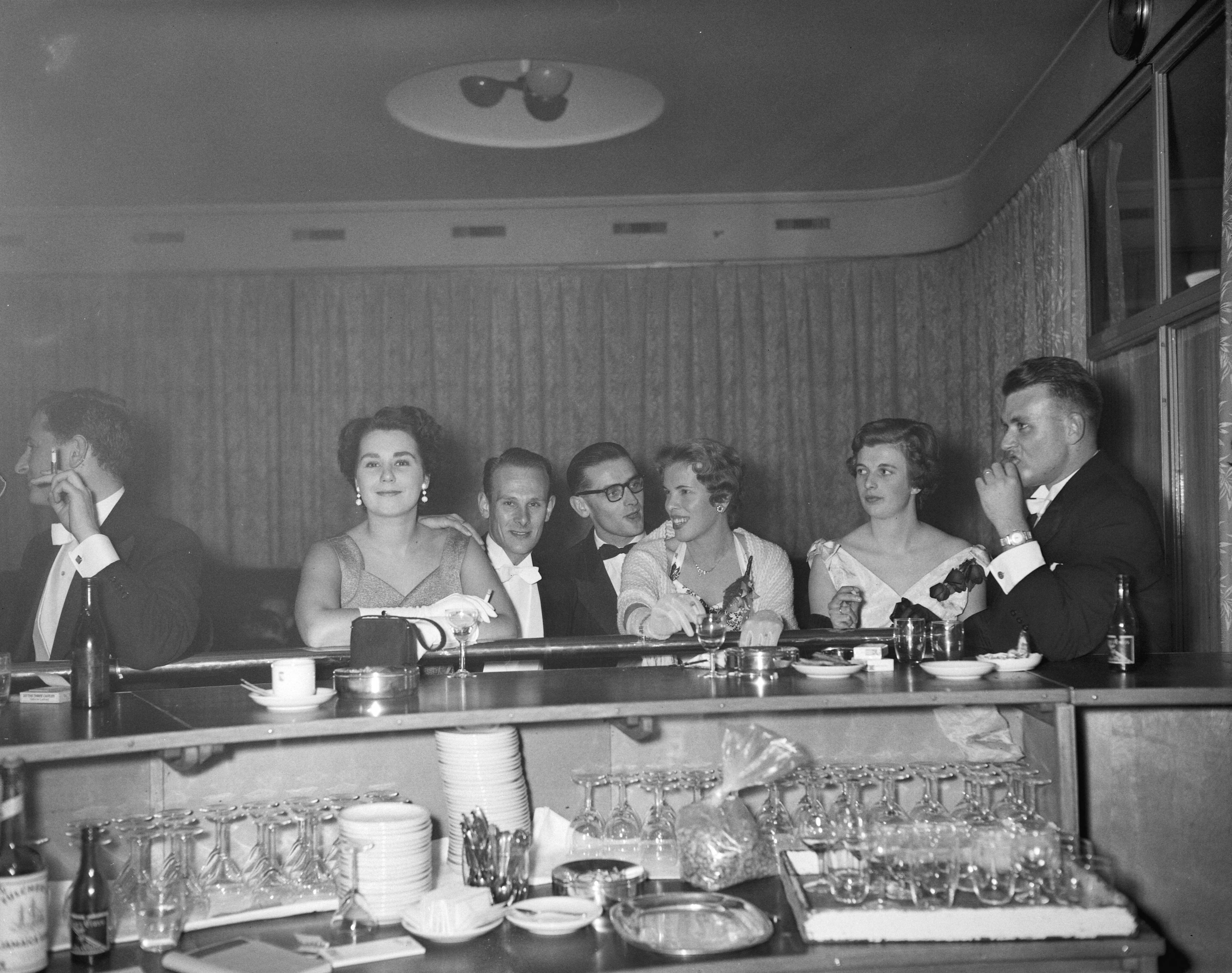 Fotocollectie Anefo — Lustrumviering van de tandheelkundige studentenvereniging "John Tomes" te Utrecht — Foto: Bilsen, Joop van / Anefo. Licentie: Set B: Rechtenvrij / Publiek Domein. Bron: Nationaal Archief. http://hdl.handle.net/10648/a96e5d5a-d0b4-102d-bcf8-003048976d84