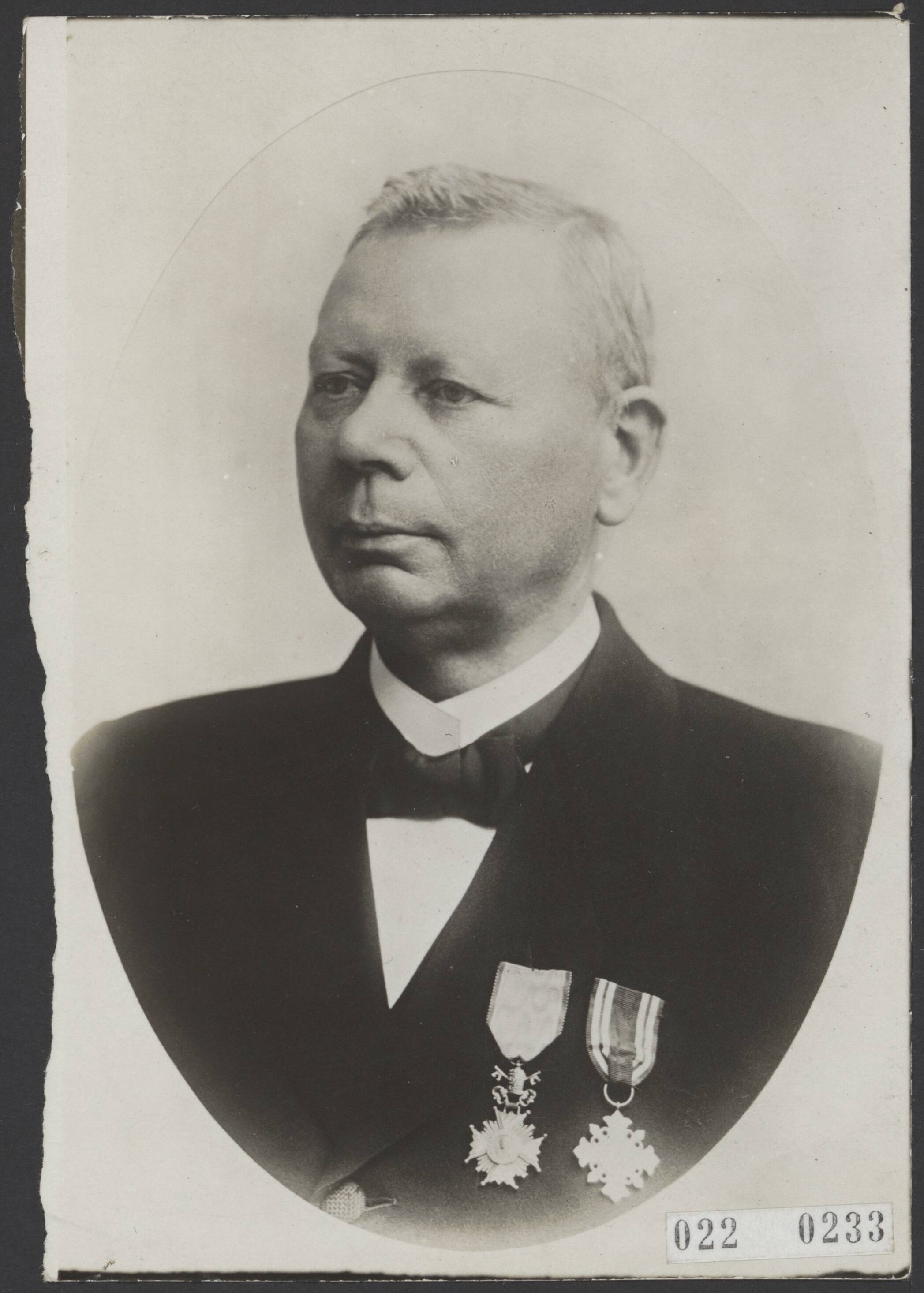 Fotocollectie Elsevier Binnenland — C.A. Schuijvers, burgemeester van Haaren (N.B.) — Foto: N.V. Vereenigde Fotobureaux. Licentie: Set B: Rechtenvrij / Publiek Domein. Bron: Nationaal Archief. http://hdl.handle.net/10648/add17c74-d0b4-102d-bcf8-003048976d84
