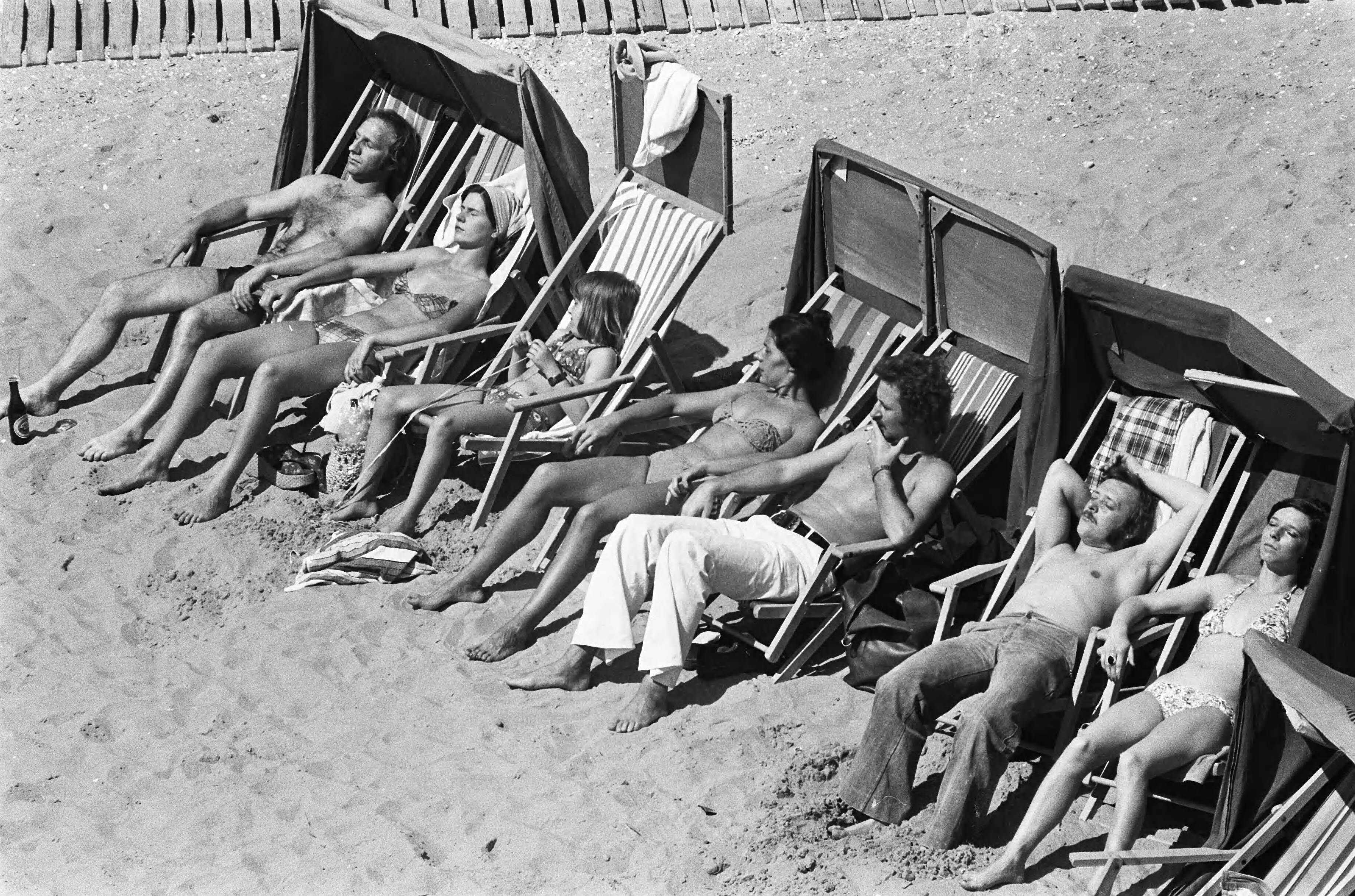 Pinksterdrukte op het strand van Zandvoort — Noord-Holland|Zandvoort|stranden |strandstoelen |badkleding — Foto: Peters, Hans / Anefo. Licentie: Set B: Rechtenvrij / Publiek Domein. Bron: Nationaal Archief. http://hdl.handle.net/10648/ac68bbb8-d0b4-102d-bcf8-003048976d84