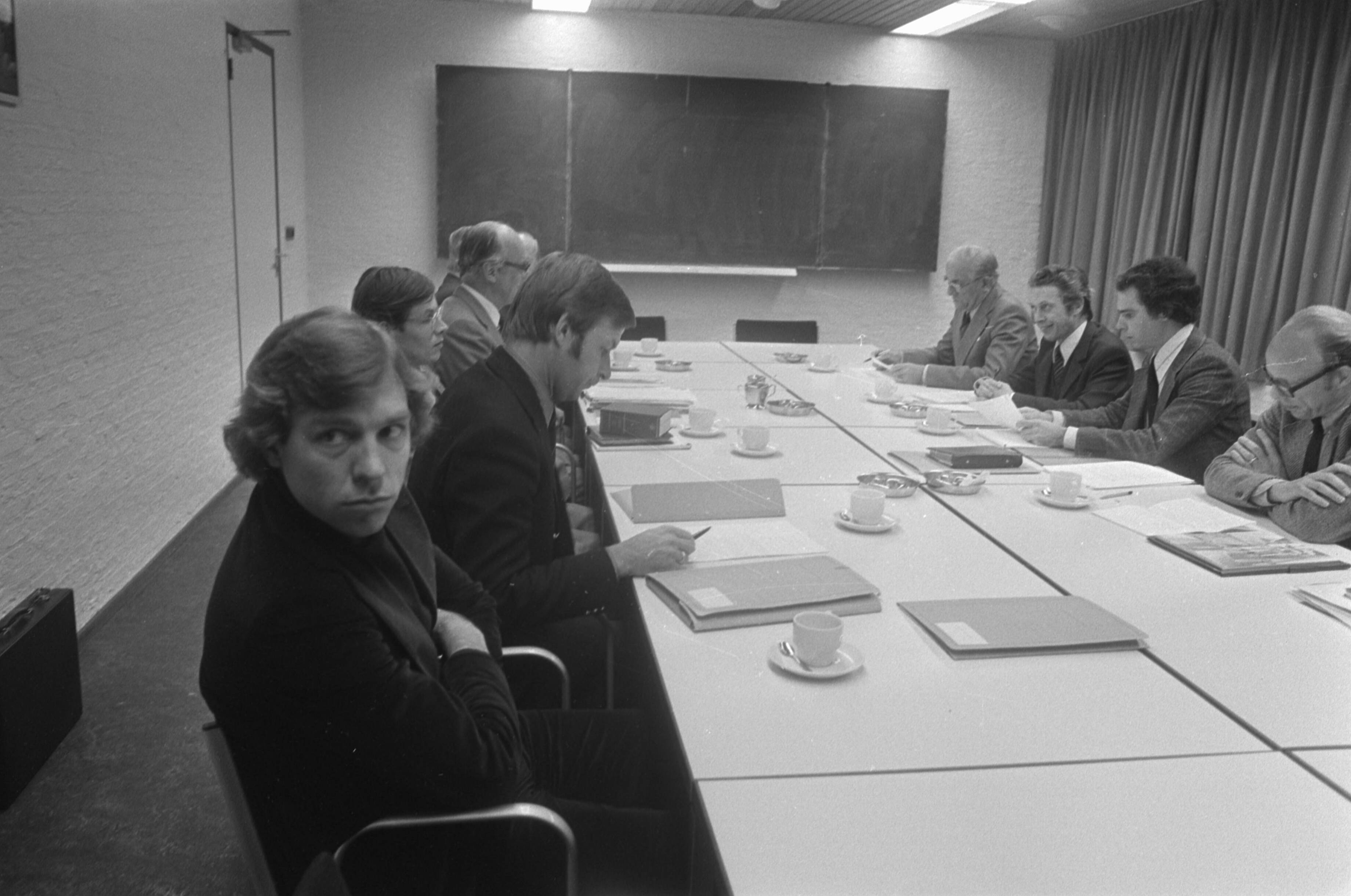 Fotocollectie Anefo — Arbitragecommissie behandelt zaak Jan Mulder in KNVB-centrum Zeist; Jan Mulder (links) en mr. P. C. van der Hoek (advocaat) rechts — Foto: Peters, Hans / Anefo. Licentie: Set B: Rechtenvrij / Publiek Domein. Bron: Nationaal Archief. http://hdl.handle.net/10648/ac76b312-d0b4-102d-bcf8-003048976d84