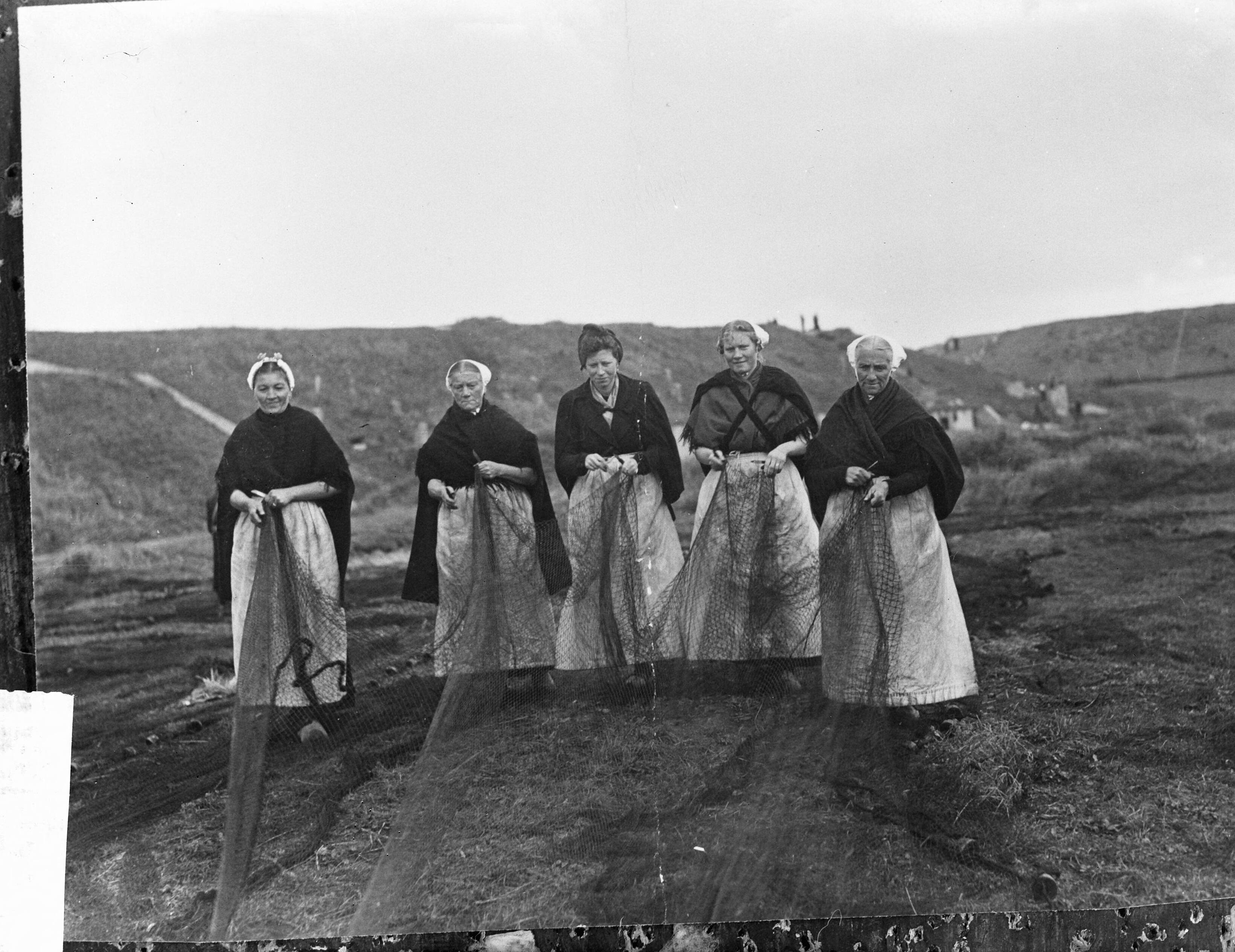 Fotocollectie Anefo — Scheveningse vissersvrouwen bezig met nettenboeten — Foto: Fotograaf Onbekend / Anefo. Licentie: Set B: Rechtenvrij / Publiek Domein. Bron: Nationaal Archief. http://hdl.handle.net/10648/a9e97b20-d0b4-102d-bcf8-003048976d84