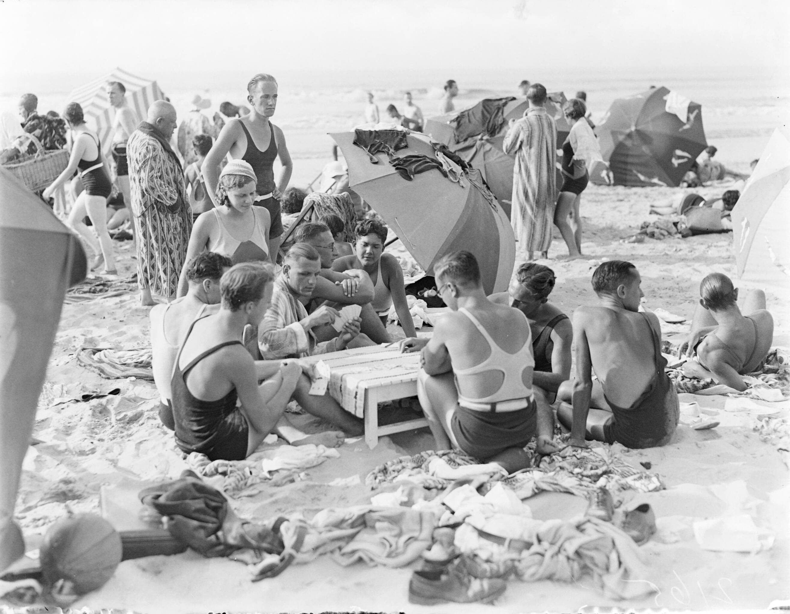 Strandtaferelen Scheveningen — Kaartspelers op het strand — Foto: Poll, Willem van de. Licentie: Set B: Rechtenvrij / Publiek Domein. Bron: Nationaal Archief. http://hdl.handle.net/10648/aea866bc-d0b4-102d-bcf8-003048976d84