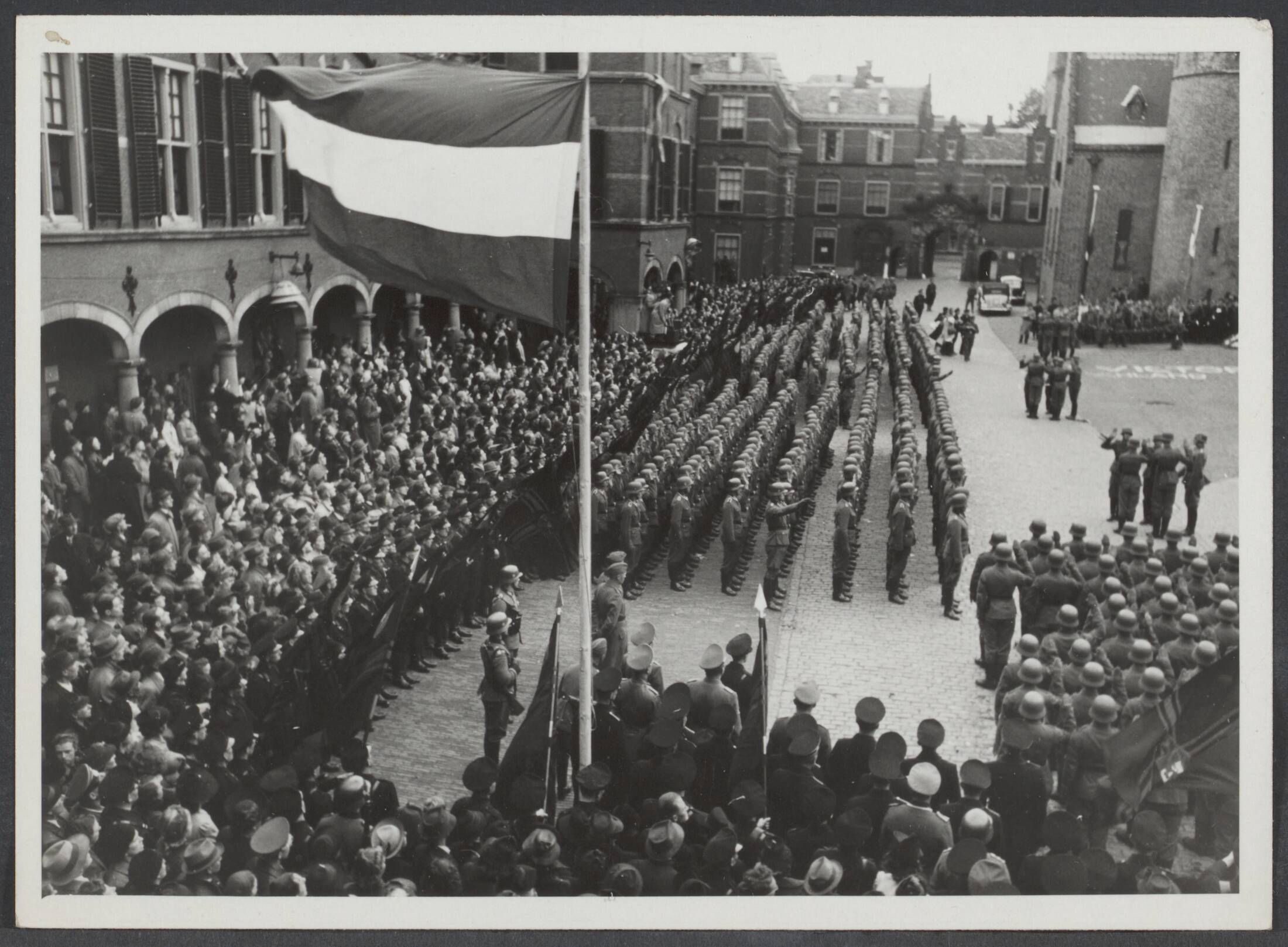 Vrijwilligers Legioen Nederland — Beediging van het eerste bataljon van het W.A. vrijwilligersregiment op het Binnenhof te Den Haag — Foto: N.V. Polygoon. Licentie: Set B: Rechtenvrij / Publiek Domein. Bron: Nationaal Archief. http://hdl.handle.net/10648/6e598c19-1c10-d1f5-1078-b28b3b858add