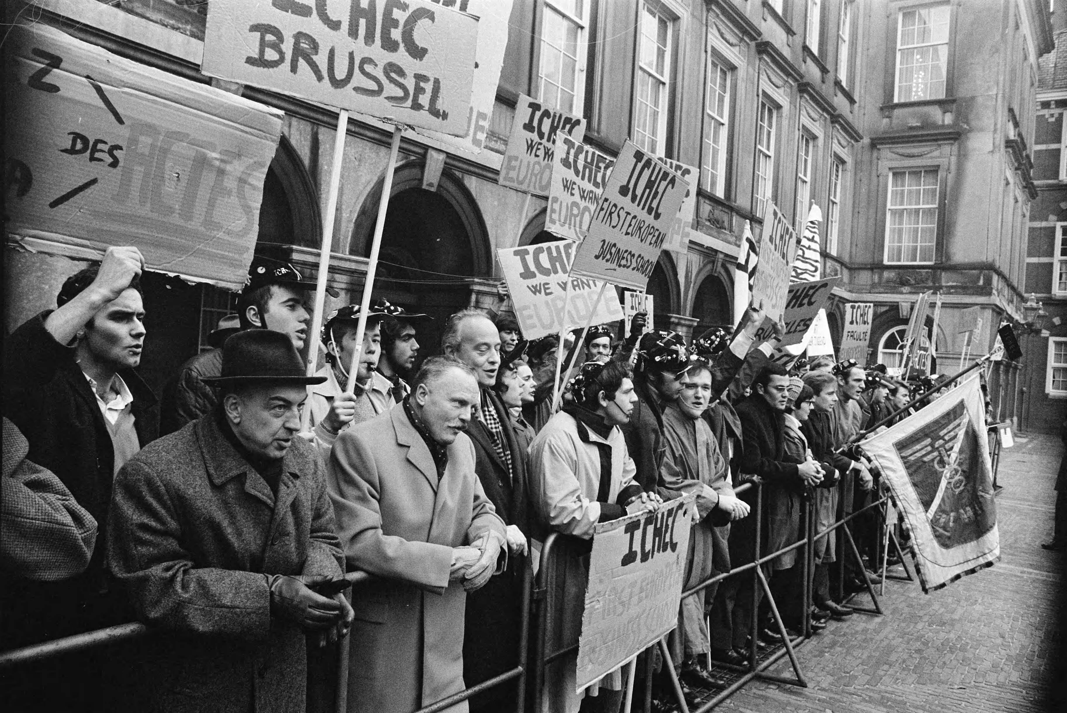 Fotocollectie Anefo — Demonstraties bij het Binnenhof Den Haag tijdens EEG-conferentie. Politiepaard reed vooraan de stoet — Foto: Verhoeff, Bert / Anefo. Licentie: Set B: Rechtenvrij / Publiek Domein. Bron: Nationaal Archief. http://hdl.handle.net/10648/ab843358-d0b4-102d-bcf8-003048976d84