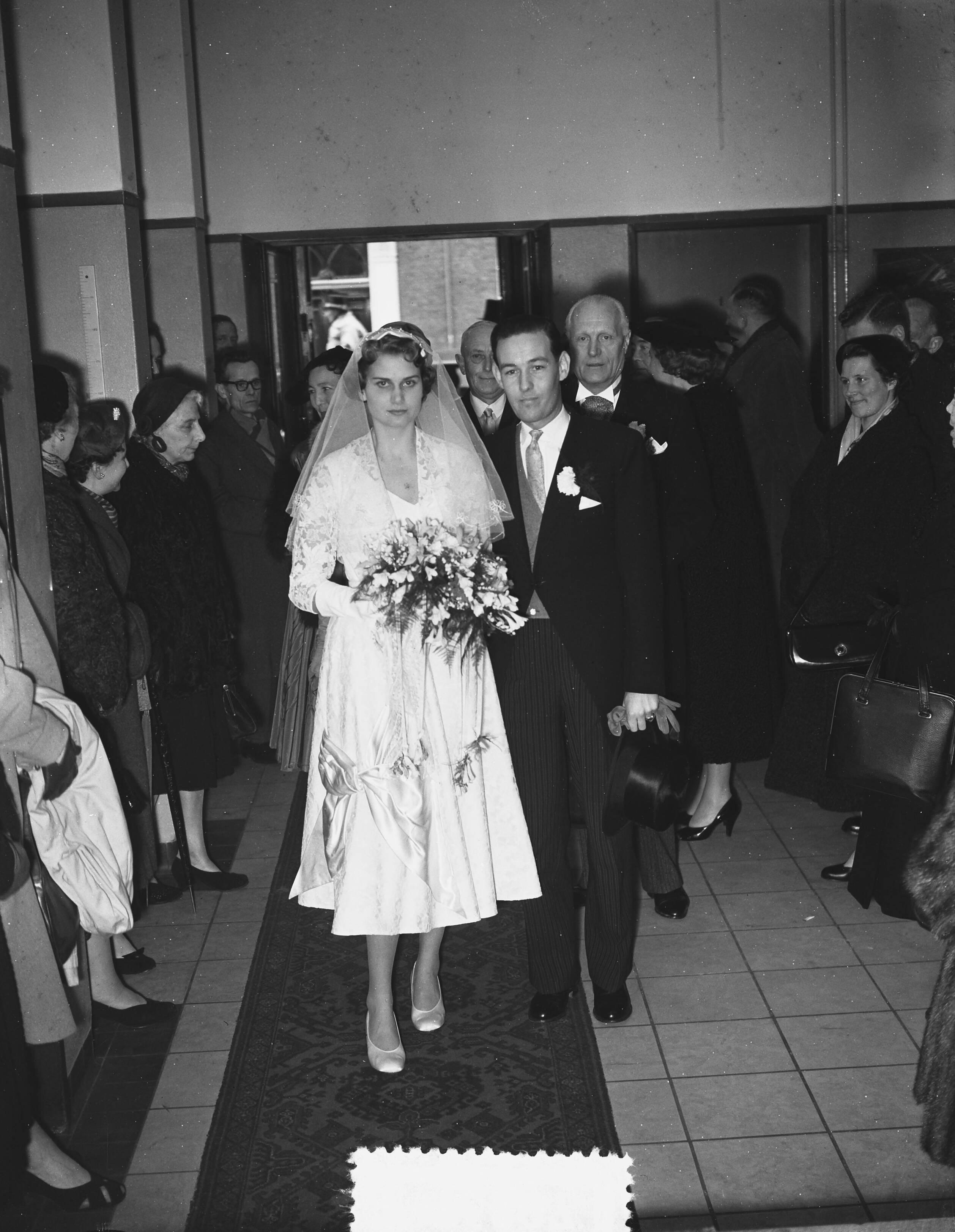 Huwelijk van tennisster Fenny ten Bosch met mr. J. F. A. de Soet — Foto: Bilsen, Joop van / Anefo. — Licentie: Set B: Rechtenvrij / Publiek Domein. Bron: Nationaal Archief. http://hdl.handle.net/10648/a943e9b2-d0b4-102d-bcf8-003048976d84