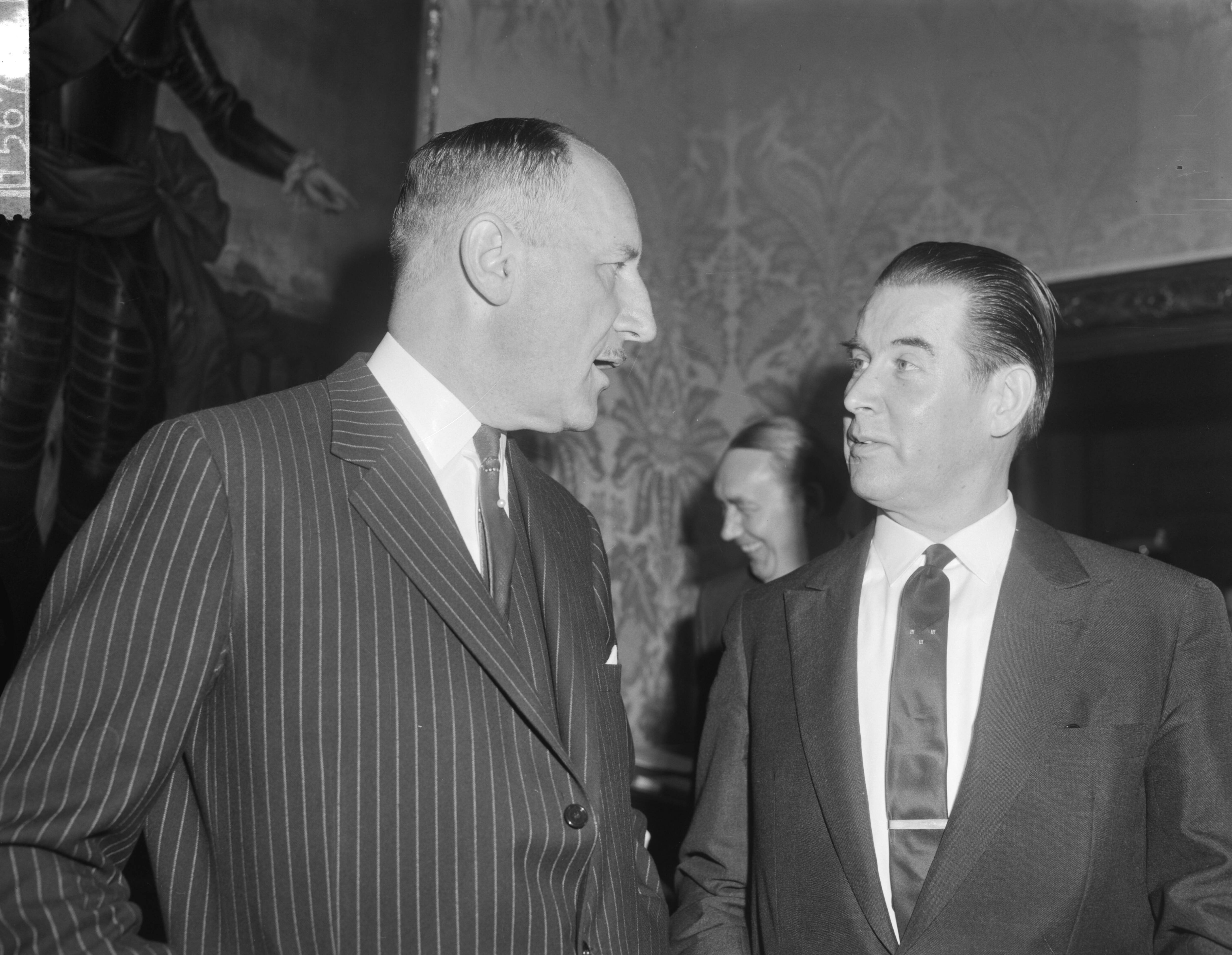 Fotocollectie Anefo — Ministersconferentie van de West Europese Unie in Den Haag. Links Luns, rechts Schröder (Duitsland) — Foto: Bilsen, Joop van / Anefo. Licentie: Set B: Rechtenvrij / Publiek Domein. Bron: Nationaal Archief. http://hdl.handle.net/10648/aa4b45d0-d0b4-102d-bcf8-003048976d84
