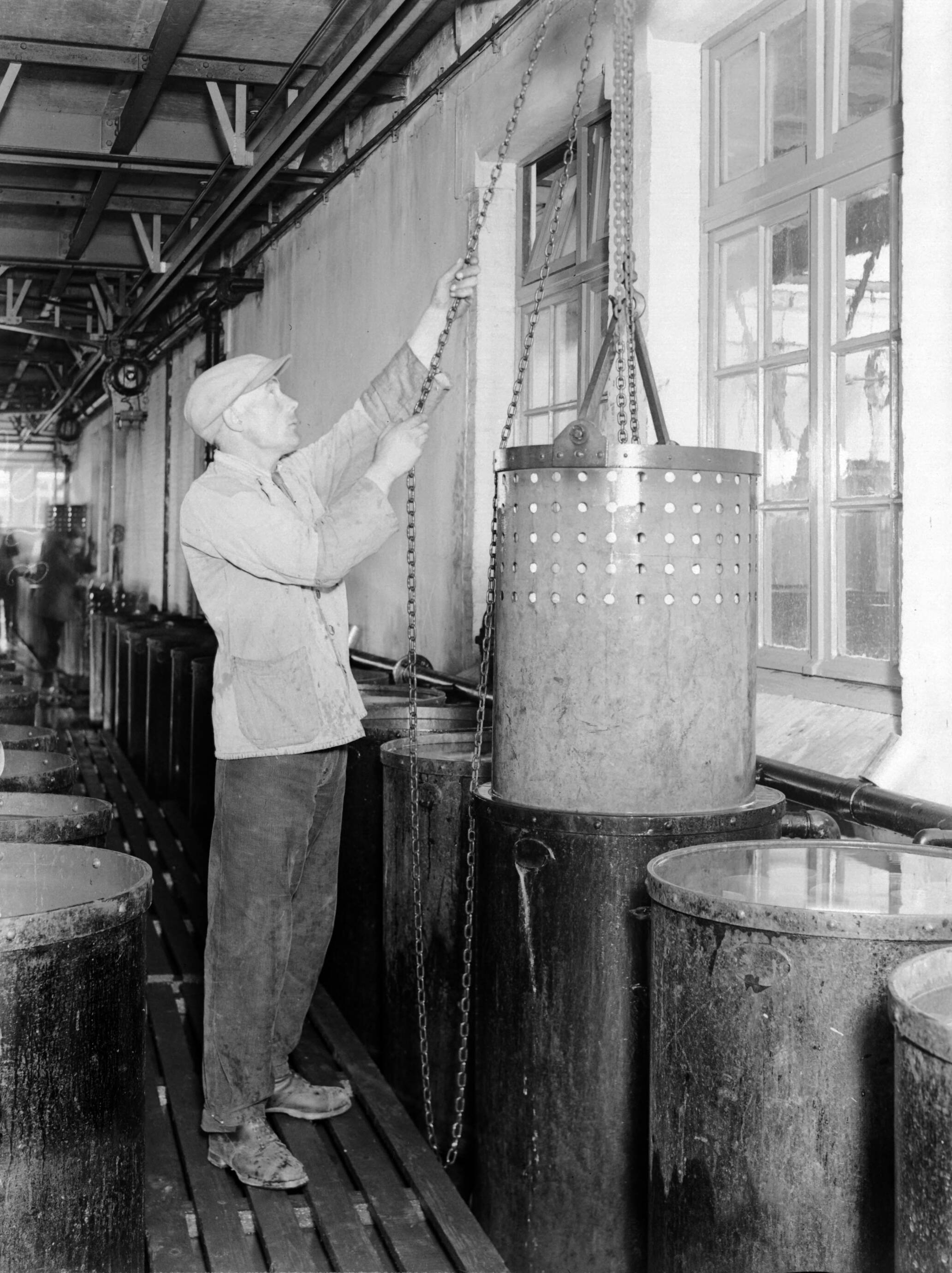 Reportage Hero-fabriek — Man bij de conserveringsbakken — Foto: Poll, Willem van de. Licentie: Set B: Rechtenvrij / Publiek Domein. Bron: Nationaal Archief. http://hdl.handle.net/10648/ae9a8baa-d0b4-102d-bcf8-003048976d84