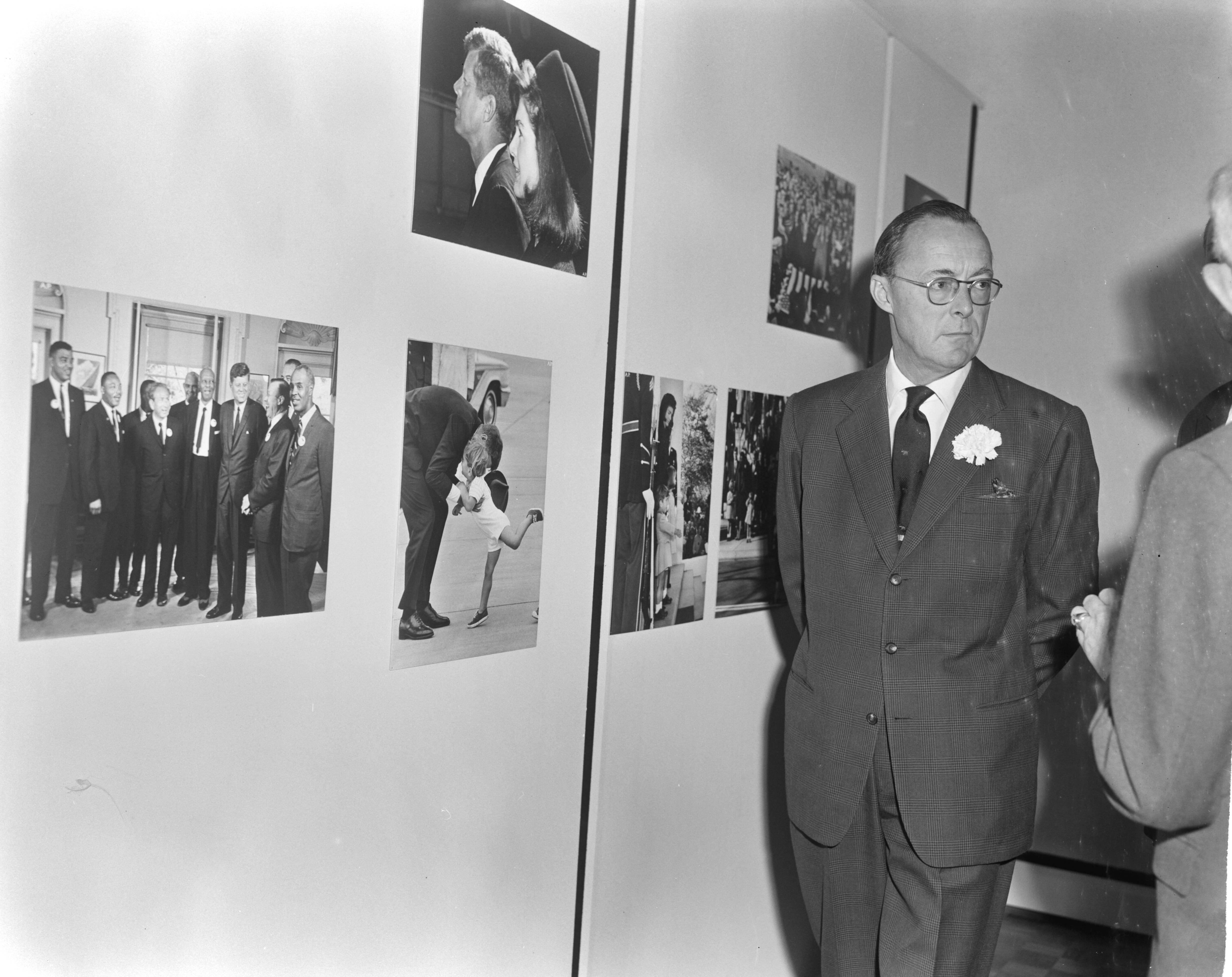Fotocollectie Anefo — Prins Bernhard opende tentoonsteling World Press Photo 1963 in het Gemeentemuseum te Den Haag. Tijdens de rondgang — Foto: Bilsen, Joop van / Anefo. Licentie: Set B: Rechtenvrij / Publiek Domein. Bron: Nationaal Archief. http://hdl.handle.net/10648/aa520528-d0b4-102d-bcf8-003048976d84