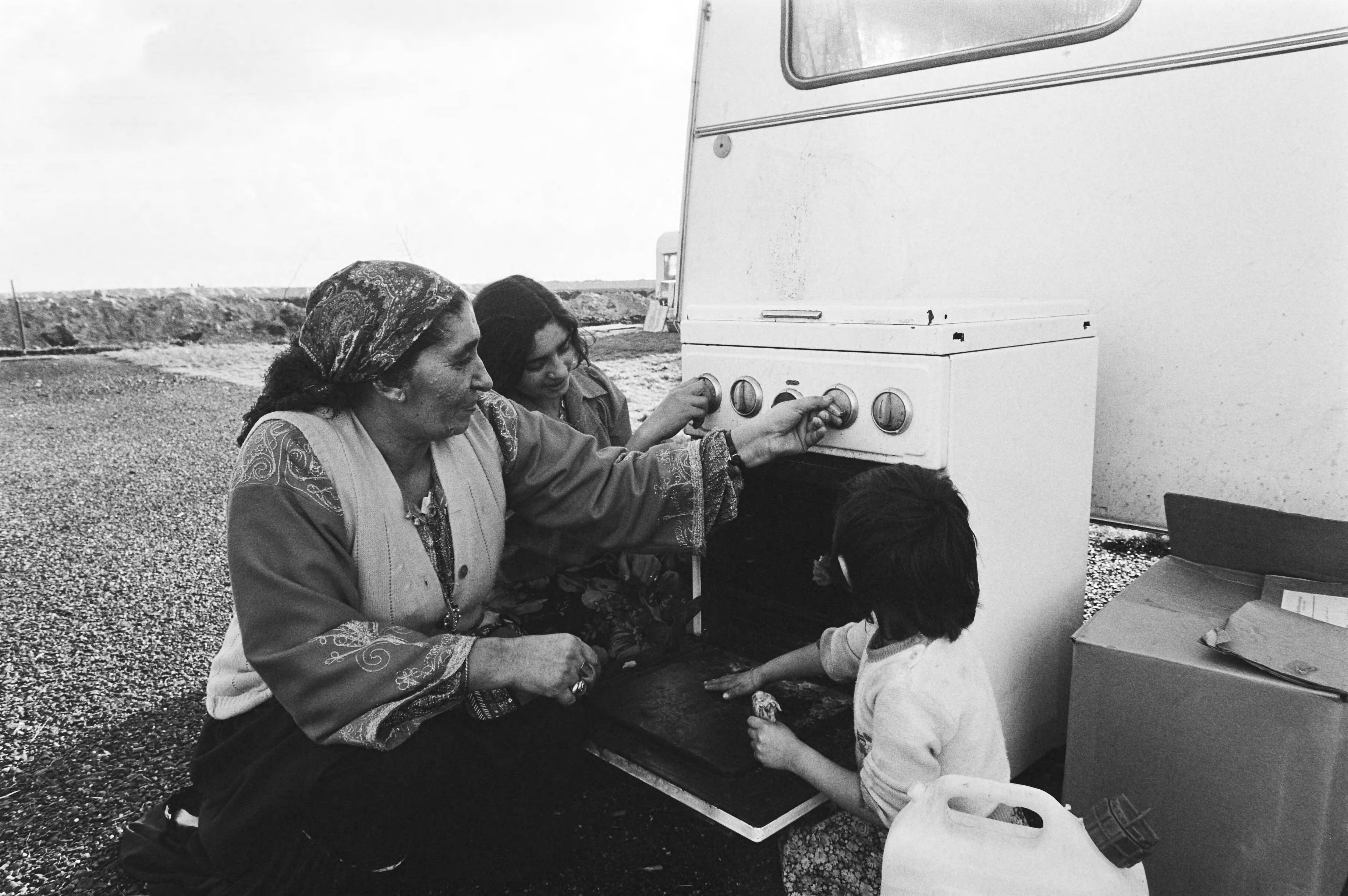 Fotocollectie Anefo — Momenteel verblijft er in de omgeving van Almere een groep zigeuners die in afwachting zijn of zij daar mogen blijven — Foto: Dijk, Hans van / Anefo. Licentie: Set B: Rechtenvrij / Publiek Domein. Bron: Nationaal Archief. http://hdl.handle.net/10648/acf1220a-d0b4-102d-bcf8-003048976d84