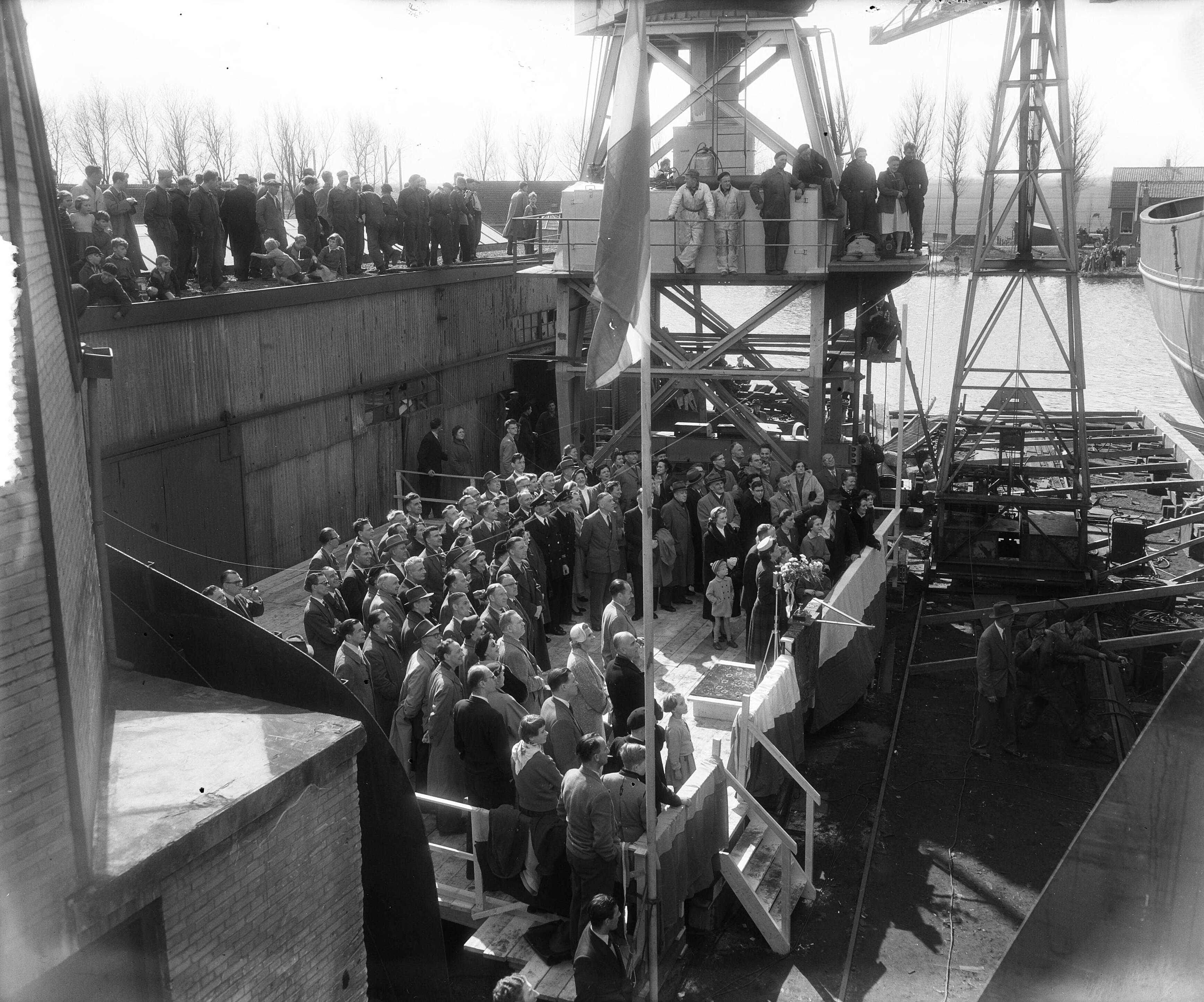 Tewaterlating van het visserij-inspectieschip "Willem Beukelsz." bij scheepswerf De Dageraad te Woubrugge — Foto: Rossem, Wim van / Anefo. — Licentie: Set B: Rechtenvrij / Publiek Domein. Bron: Nationaal Archief. http://hdl.handle.net/10648/a933440e-d0b4-102d-bcf8-003048976d84