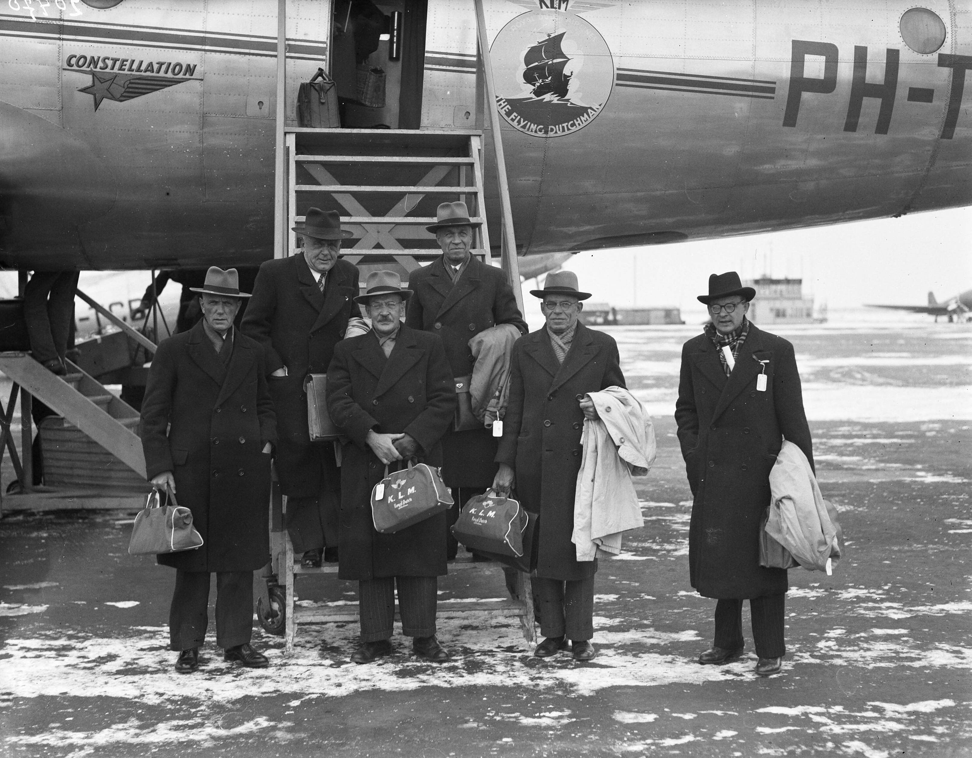 Fotocollectie Anefo — Parlementaire Commissie terug uit de West — Foto: Fotograaf Onbekend / Anefo. Licentie: Set B: Rechtenvrij / Publiek Domein. Bron: Nationaal Archief. http://hdl.handle.net/10648/a8a55fa4-d0b4-102d-bcf8-003048976d84