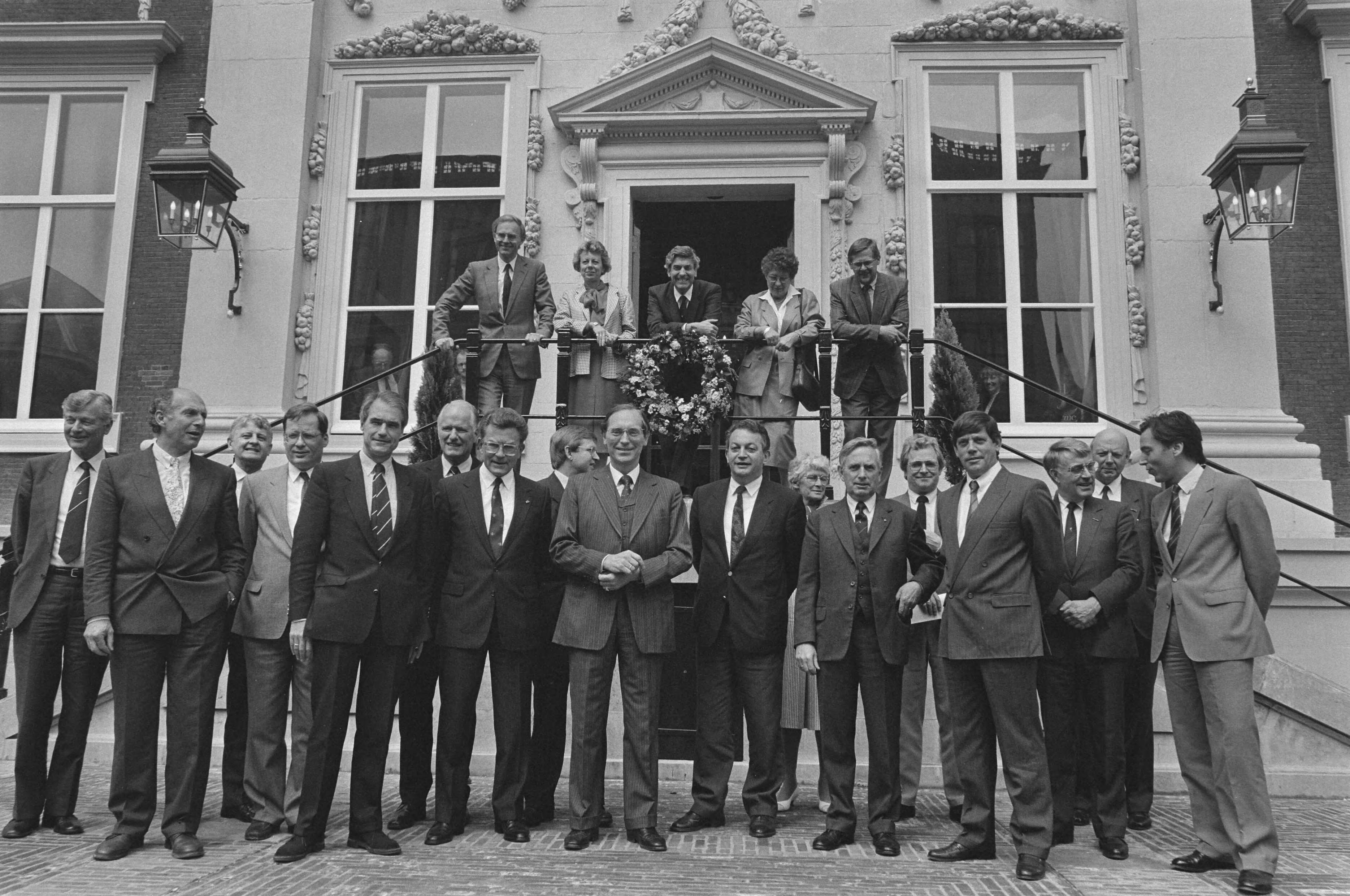 Fotocollectie Anefo — Kabinet Lubbers te gast in Mauritshuis ( Den Haag ); pose voor het Mauritshuis — Foto: Croes, Rob C. / Anefo. Licentie: Set B: Rechtenvrij / Publiek Domein. Bron: Nationaal Archief. http://hdl.handle.net/10648/ad617672-d0b4-102d-bcf8-003048976d84