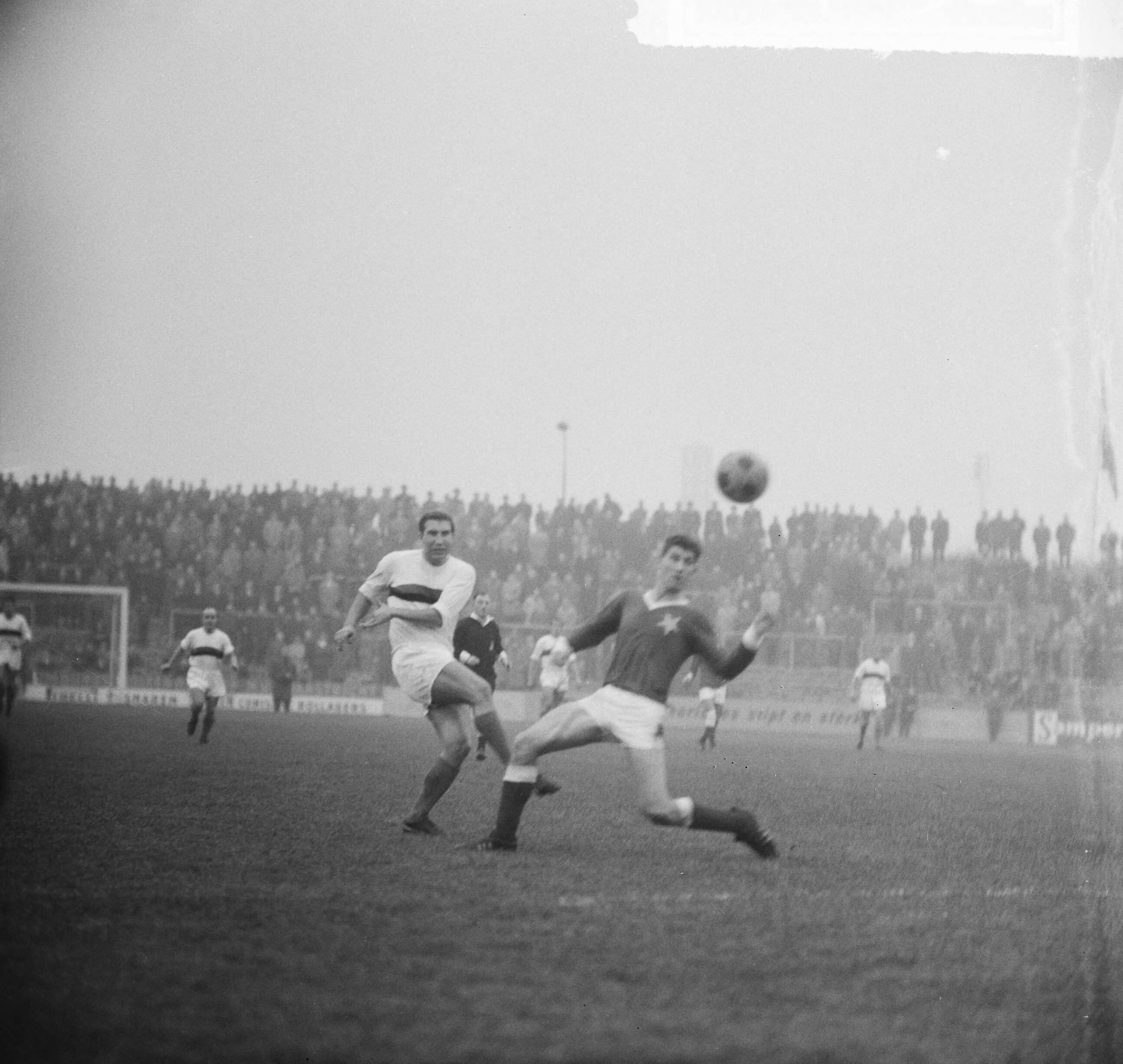 Fotocollectie Anefo — Voetbal. MVV tegen DWS 2-0. Spelmoment, Mos Temming (DWS) schiet — Foto: Nijs, Jac. de / Anefo. Licentie: Set B: Rechtenvrij / Publiek Domein. Bron: Nationaal Archief. http://hdl.handle.net/10648/aa840406-d0b4-102d-bcf8-003048976d84