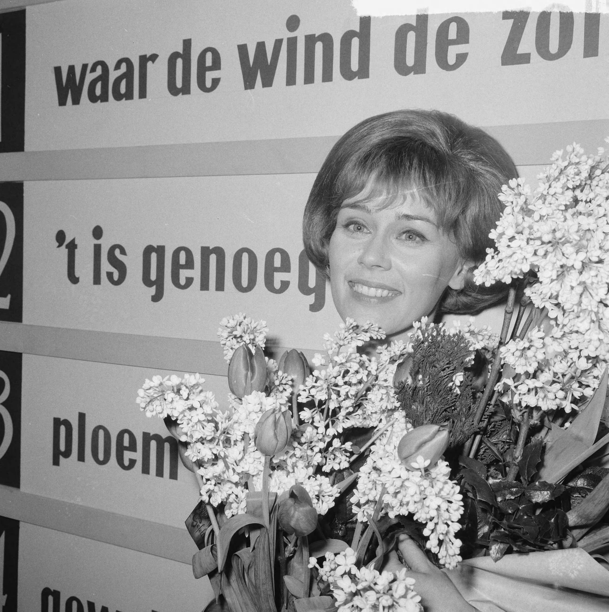 Fotocollectie Anefo — Finale Nationaal Songfestival 1965, winnares Conny Vandenbos — Foto: Nijs, Jac. de / Anefo. Licentie: Set B: Rechtenvrij / Publiek Domein. Bron: Nationaal Archief. http://hdl.handle.net/10648/aa92c428-d0b4-102d-bcf8-003048976d84