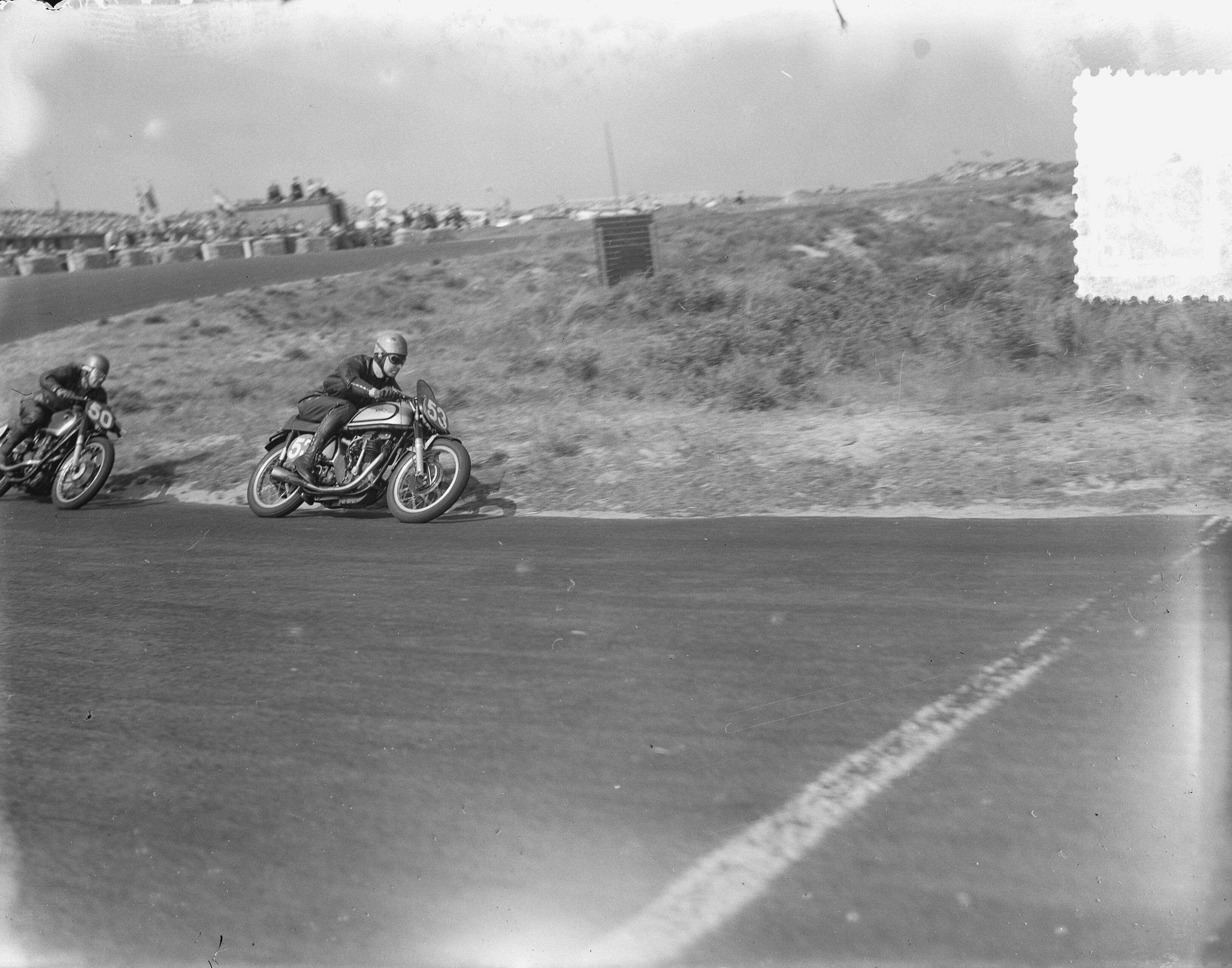 Motorraces op het circuit van Zandvoort — Foto: Bilsen, Joop van / Anefo. — Licentie: Set B: Rechtenvrij / Publiek Domein. Bron: Nationaal Archief. http://hdl.handle.net/10648/a8fa0004-d0b4-102d-bcf8-003048976d84