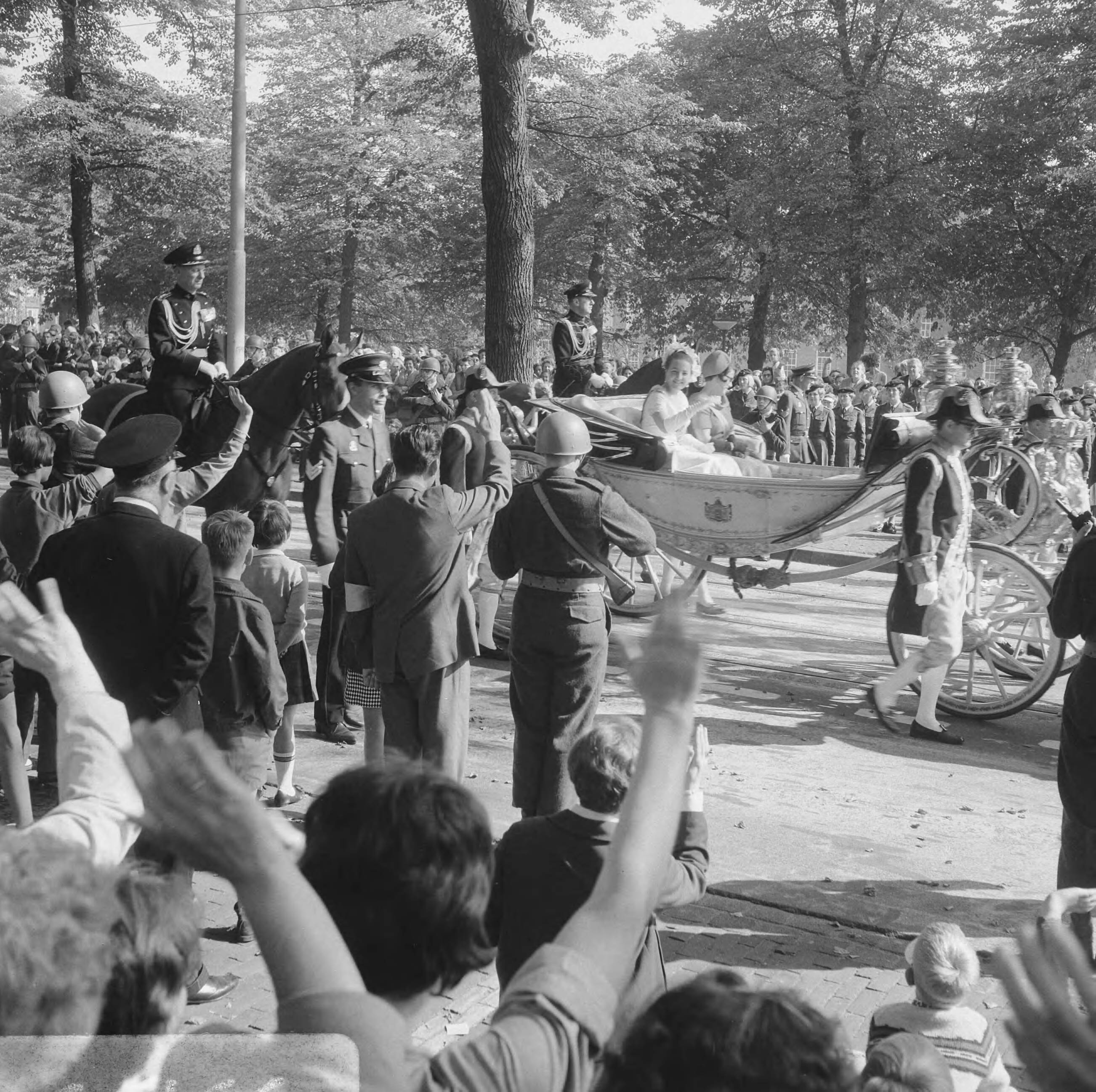 Prinsjesdag 1966 in Den Haag — Prinses Margriet en prinses Christina in een koets op weg naar de Ridderzaal — Foto: Kroon, Ron / Anefo. Licentie: Set B: Rechtenvrij / Publiek Domein. Bron: Nationaal Archief. http://hdl.handle.net/10648/aafd230e-d0b4-102d-bcf8-003048976d84