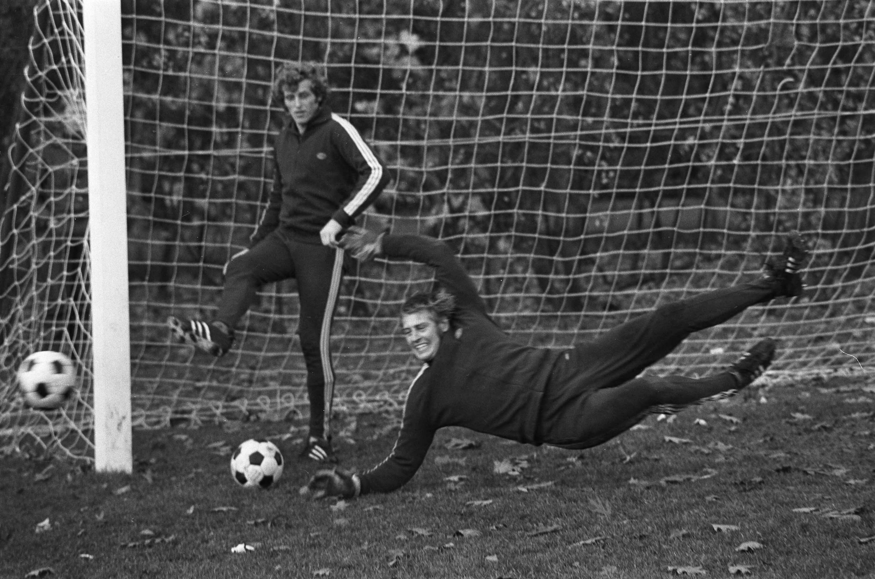 Training van de selectie van het Nederlands elftal in Zeist — Keeper Schrijvers, op de achtergrond Keizer — Foto: Fotograaf Onbekend / Anefo. Licentie: Set B: Rechtenvrij / Publiek Domein. Bron: Nationaal Archief. http://hdl.handle.net/10648/ac3c549c-d0b4-102d-bcf8-003048976d84